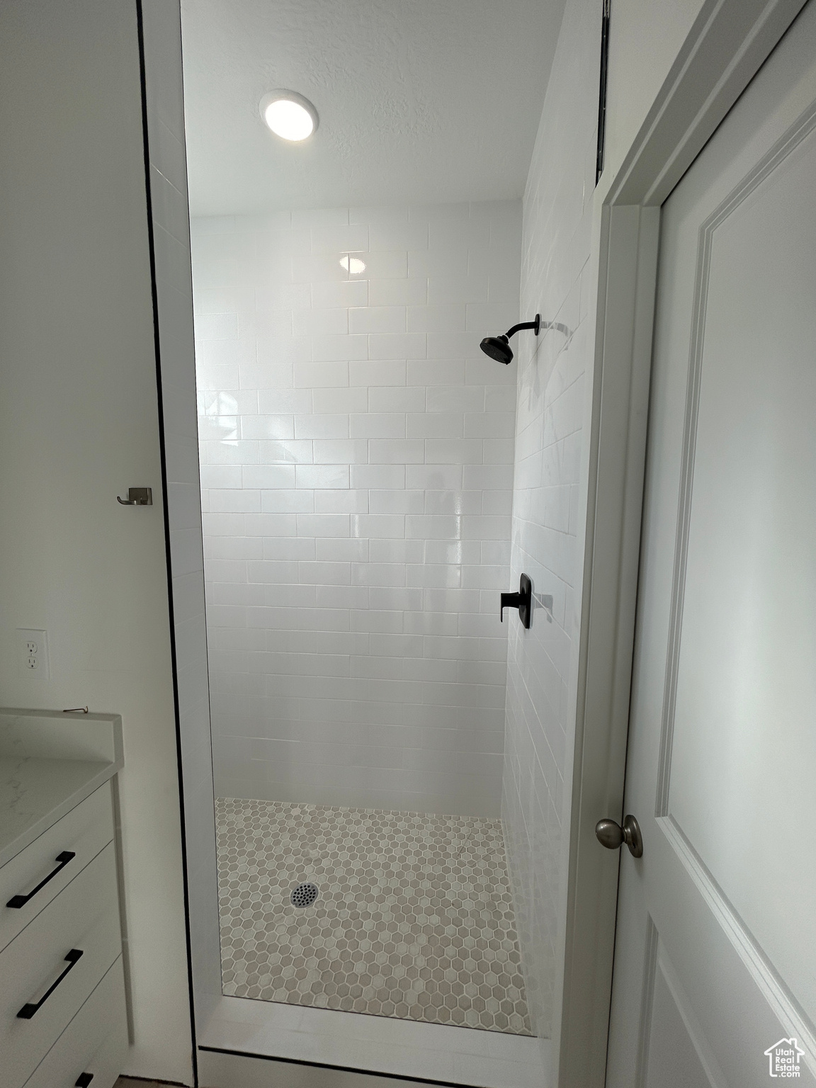 Bathroom featuring a tile shower