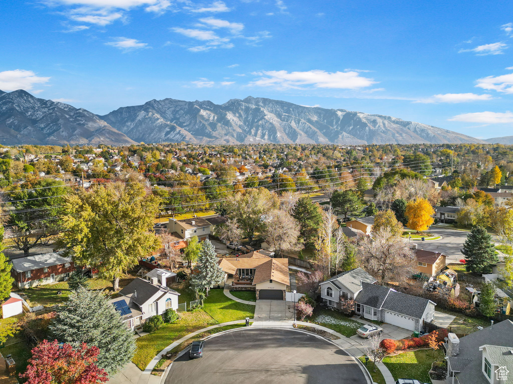 Aerial view with a mountain view