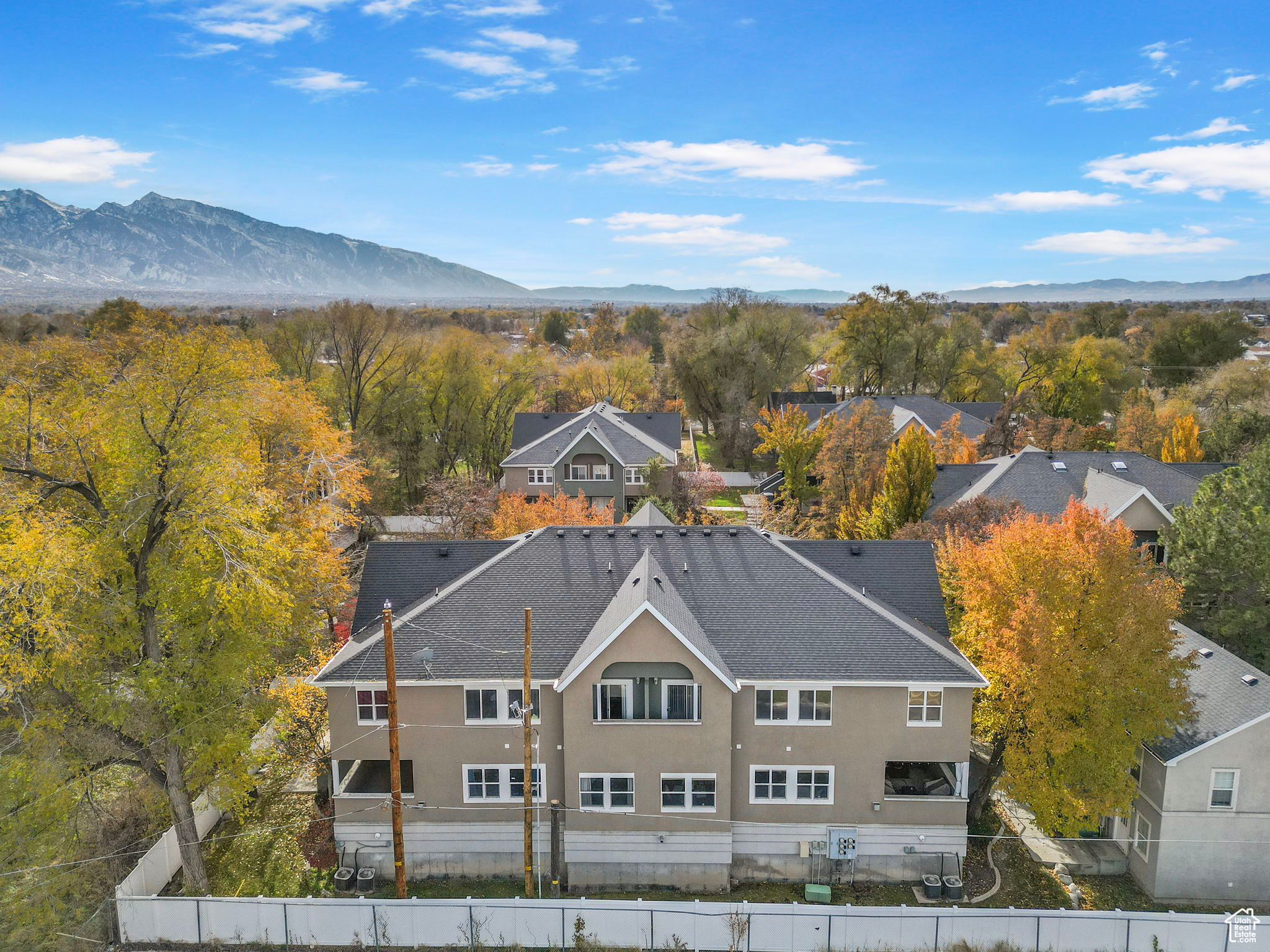 Aerial view with a mountain view