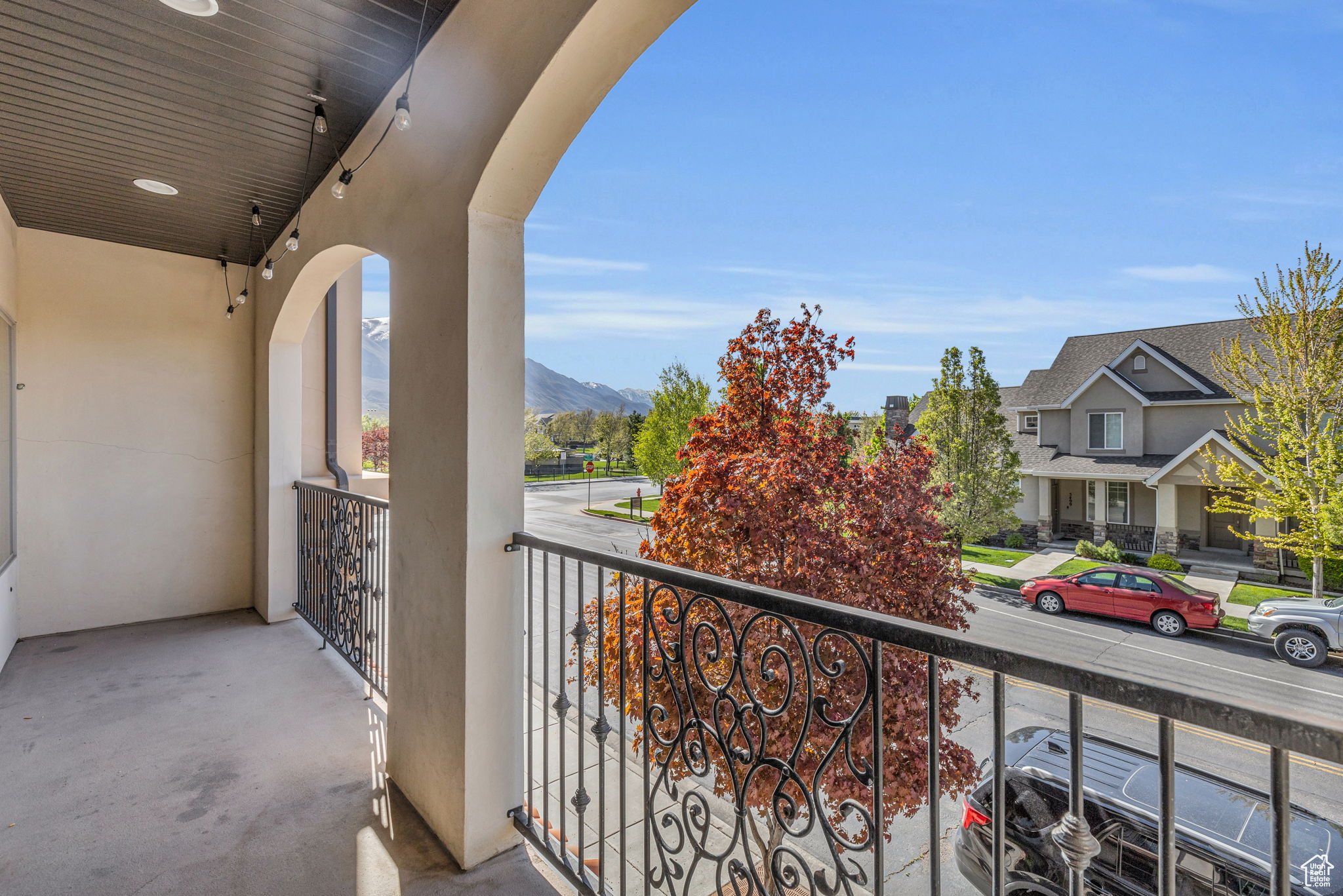 Balcony featuring a mountain view