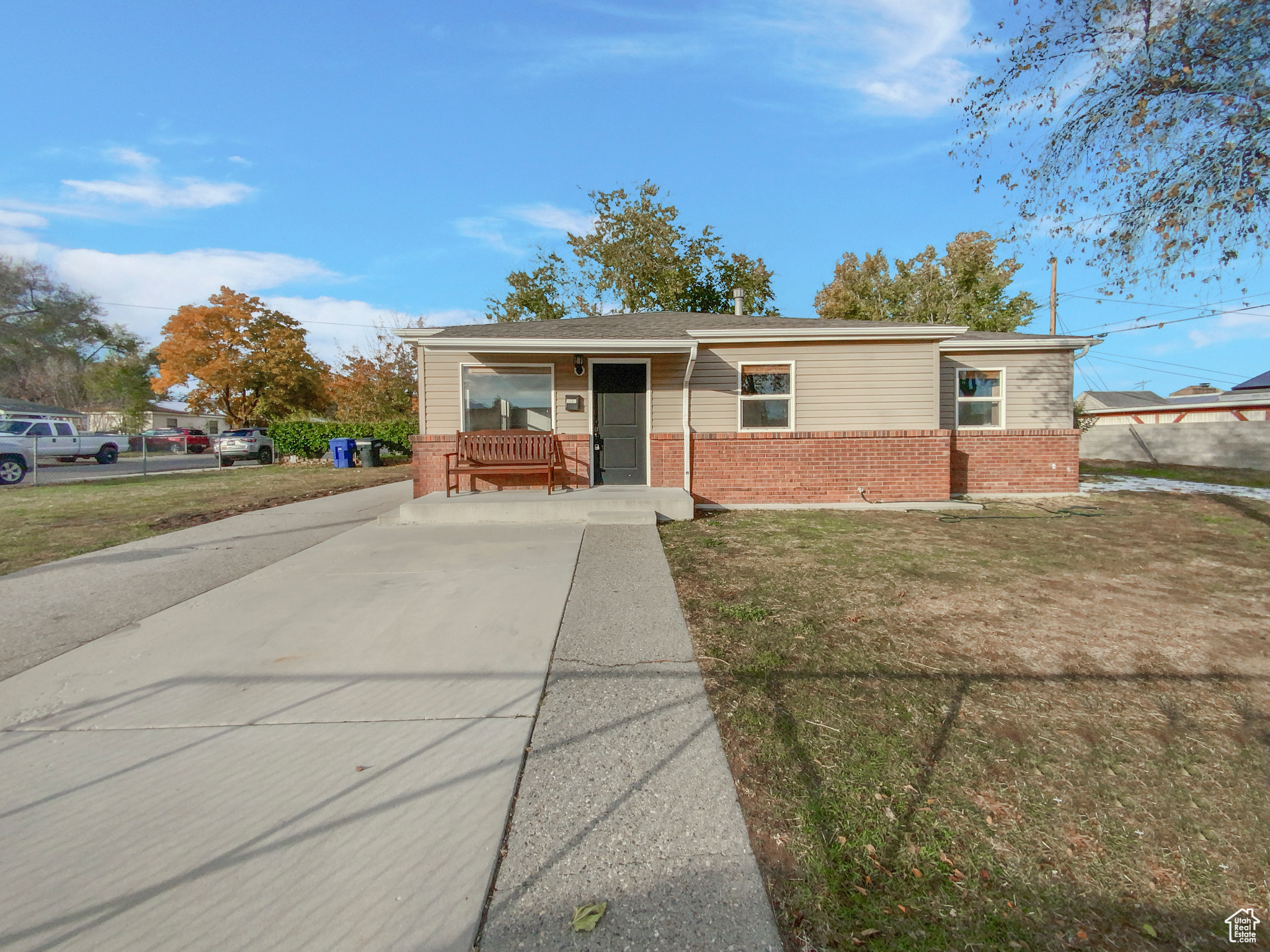 View of front of property featuring a front yard