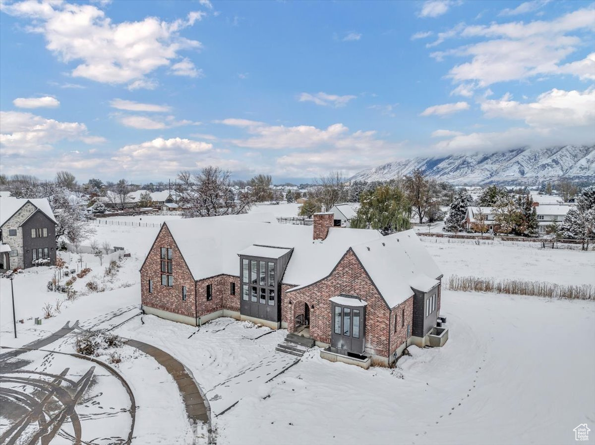 Snowy aerial view featuring a mountain view