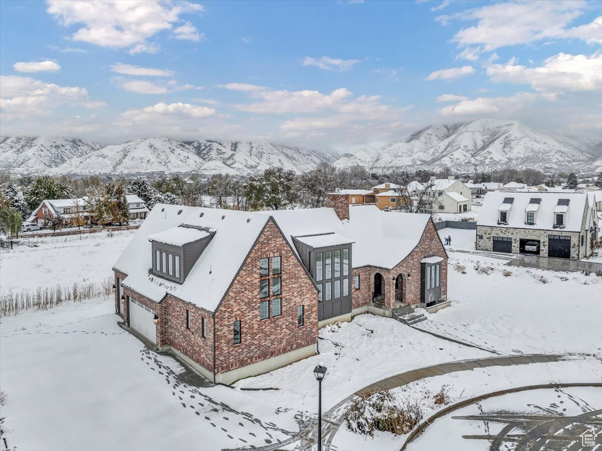 Snowy aerial view with a mountain view