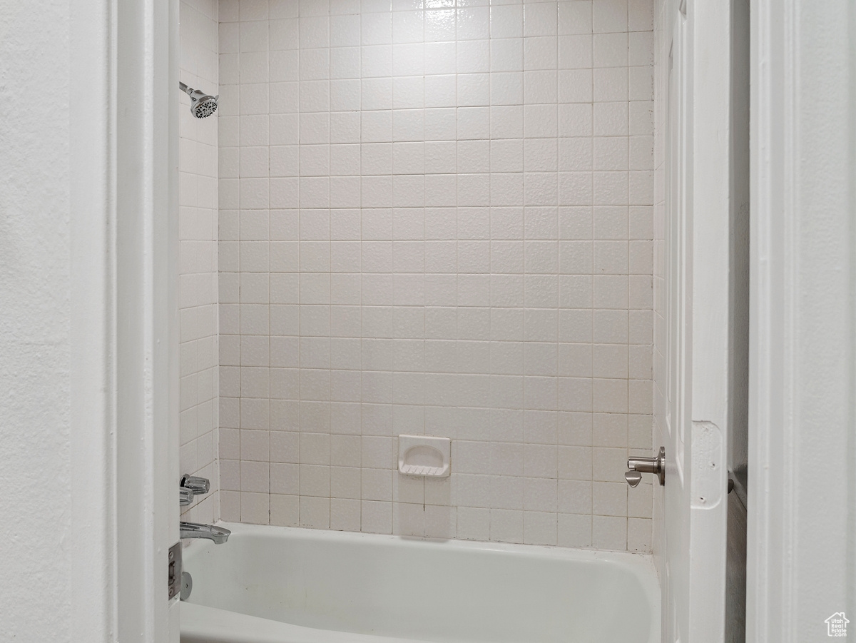 Bathroom featuring tiled shower / bath combo