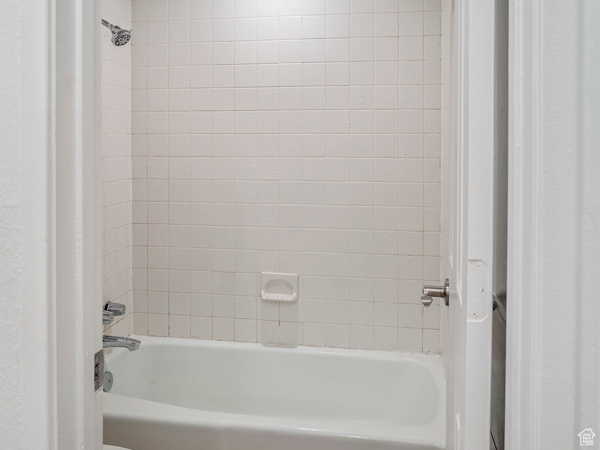 Bathroom featuring tiled shower / bath combo