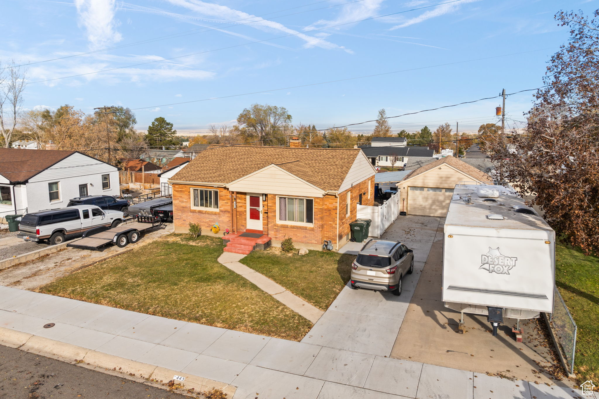 Bungalow featuring a front lawn