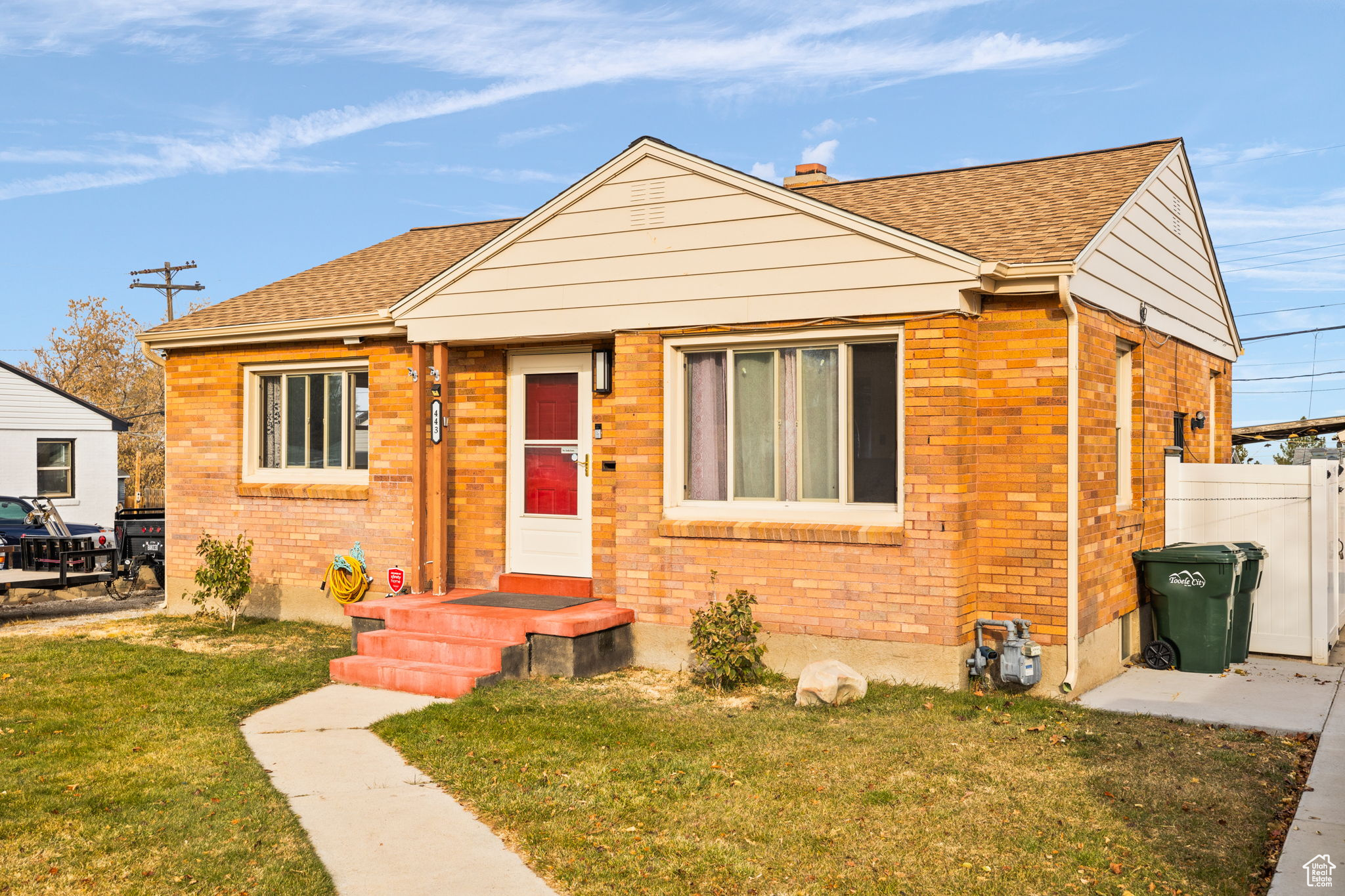 View of front facade featuring a front yard