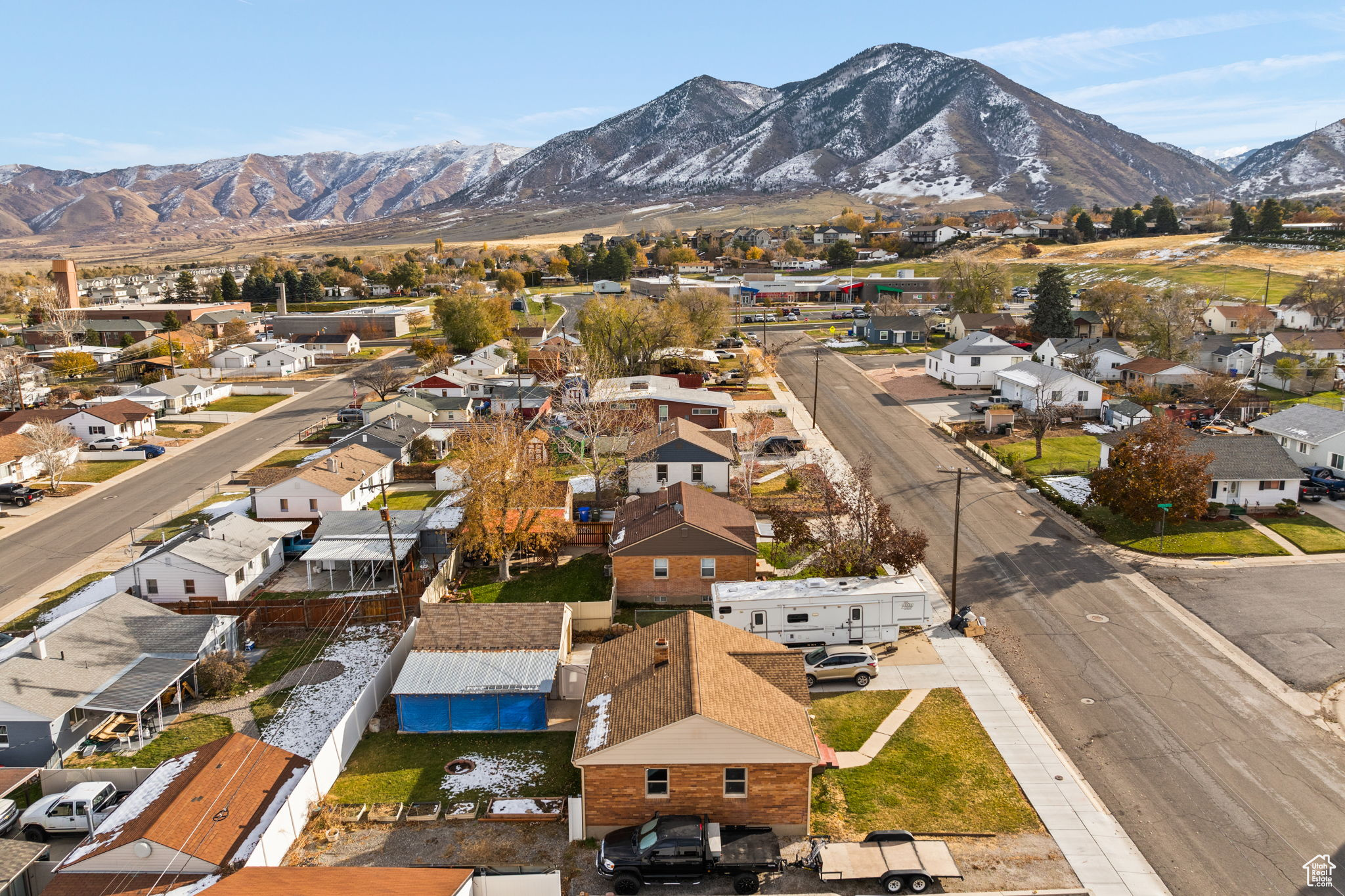 Drone / aerial view featuring a mountain view