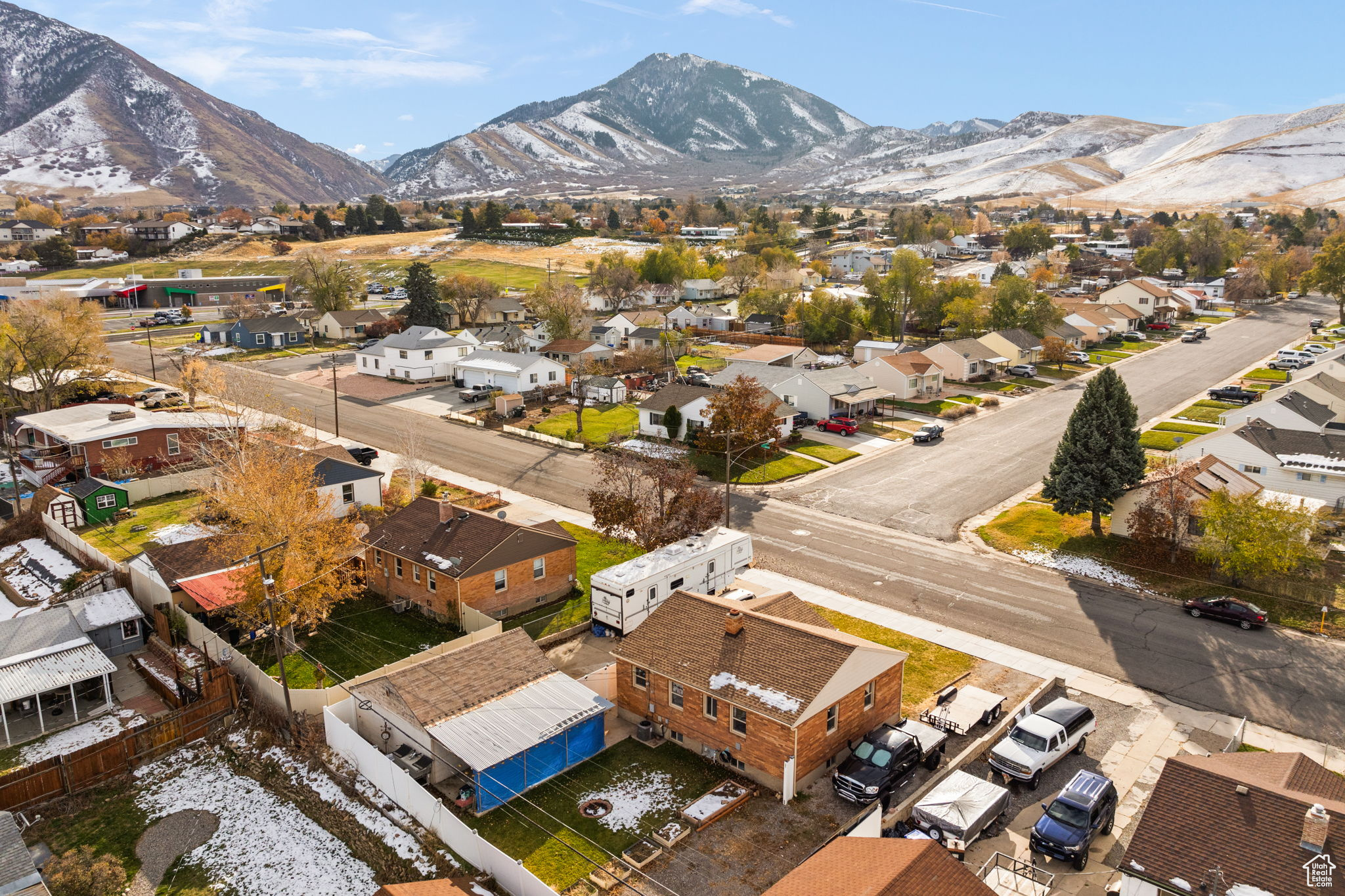 Aerial view with a mountain view