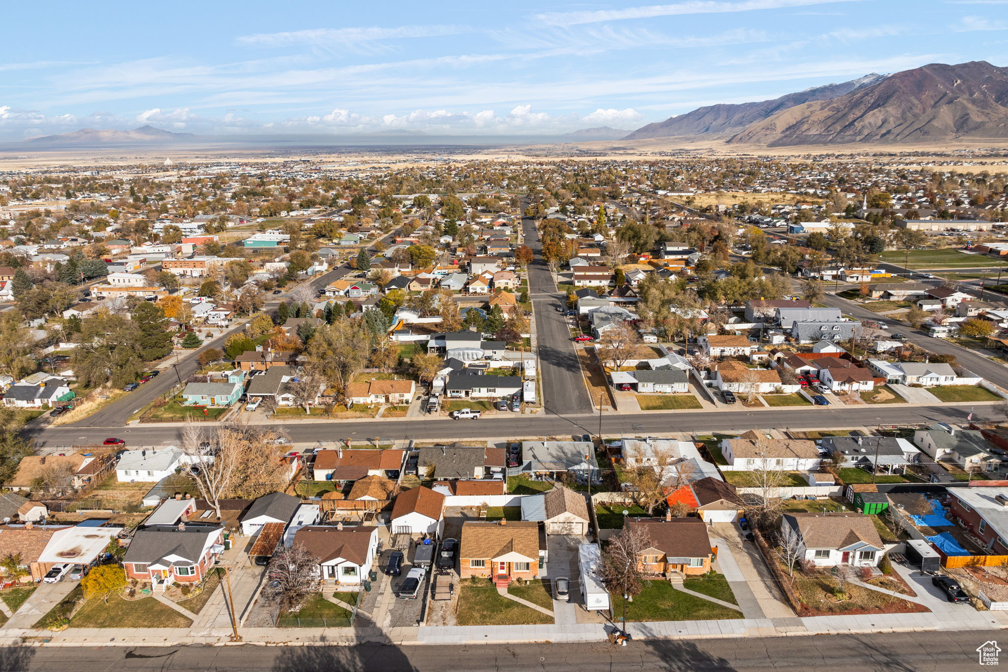 Birds eye view of property featuring a mountain view