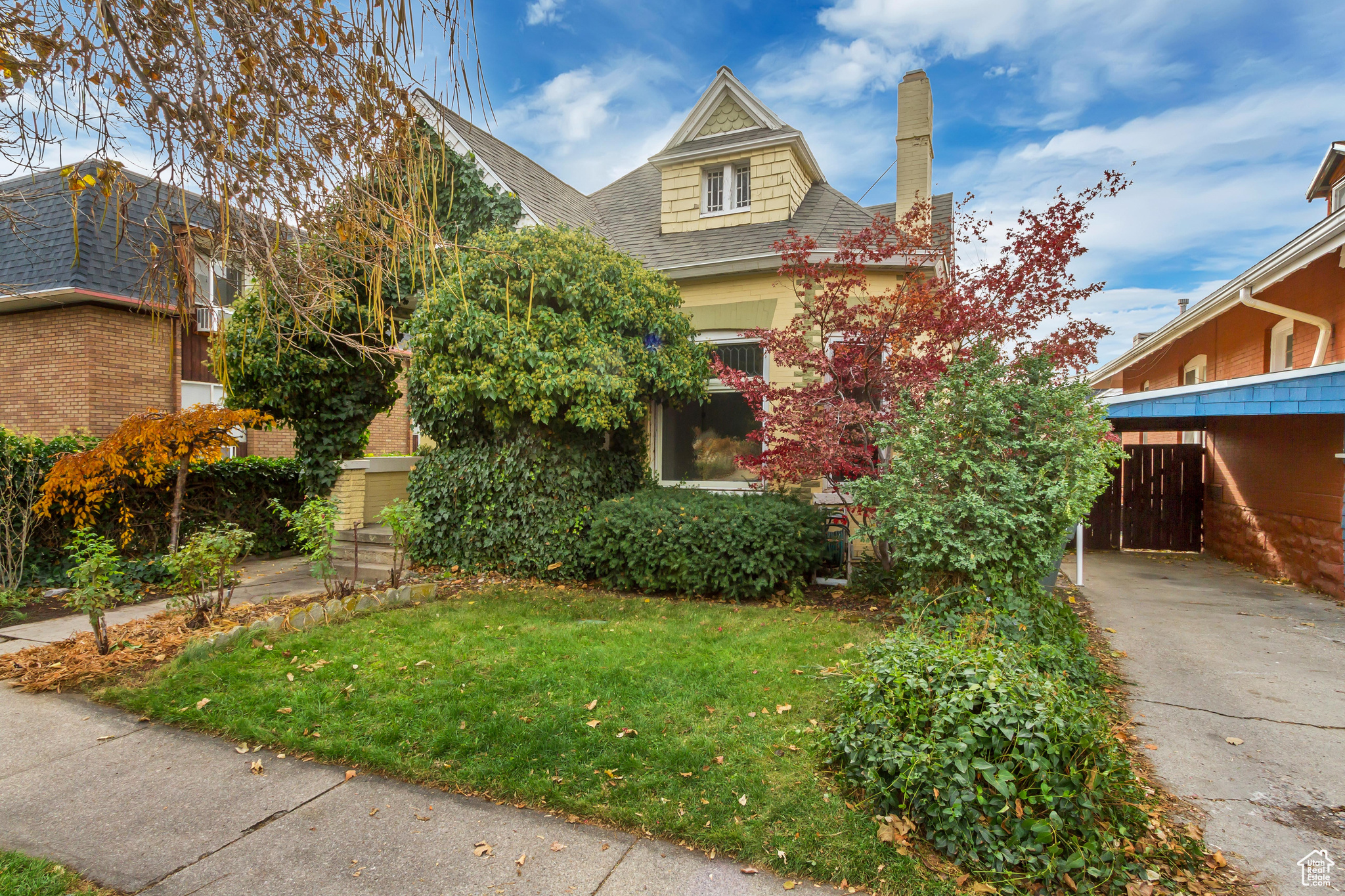 View of front of home featuring a front yard