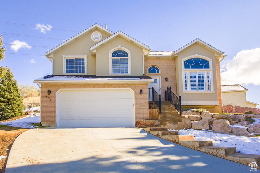 Beautiful home in NE Layton. Backs onto Sun Hills Golf Course