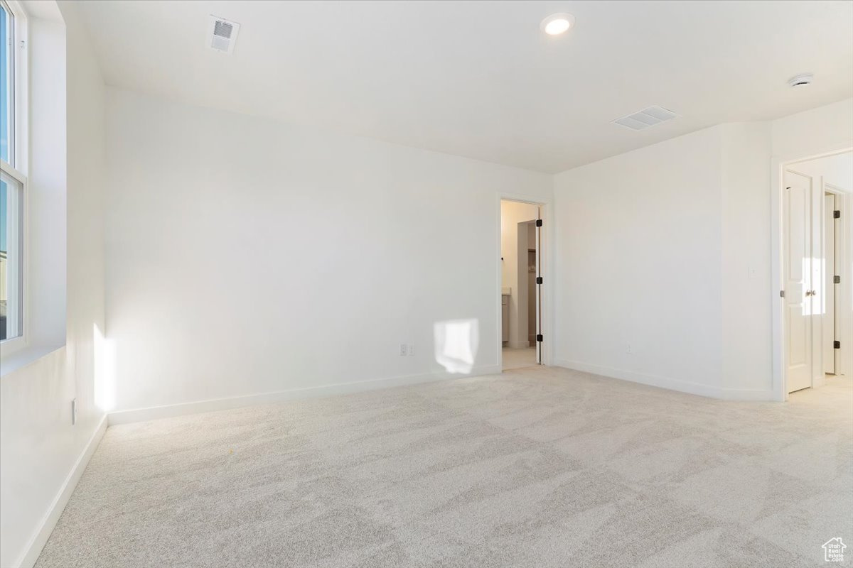 Empty room with light carpet