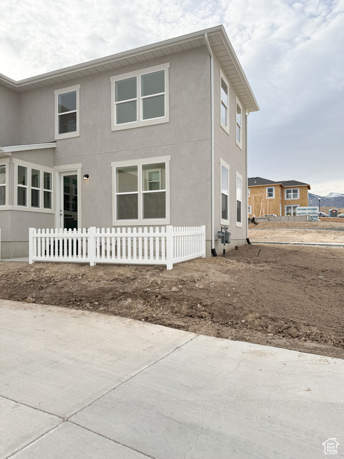 Backyard - Can fence off all the dirt with 6ft privacy fence