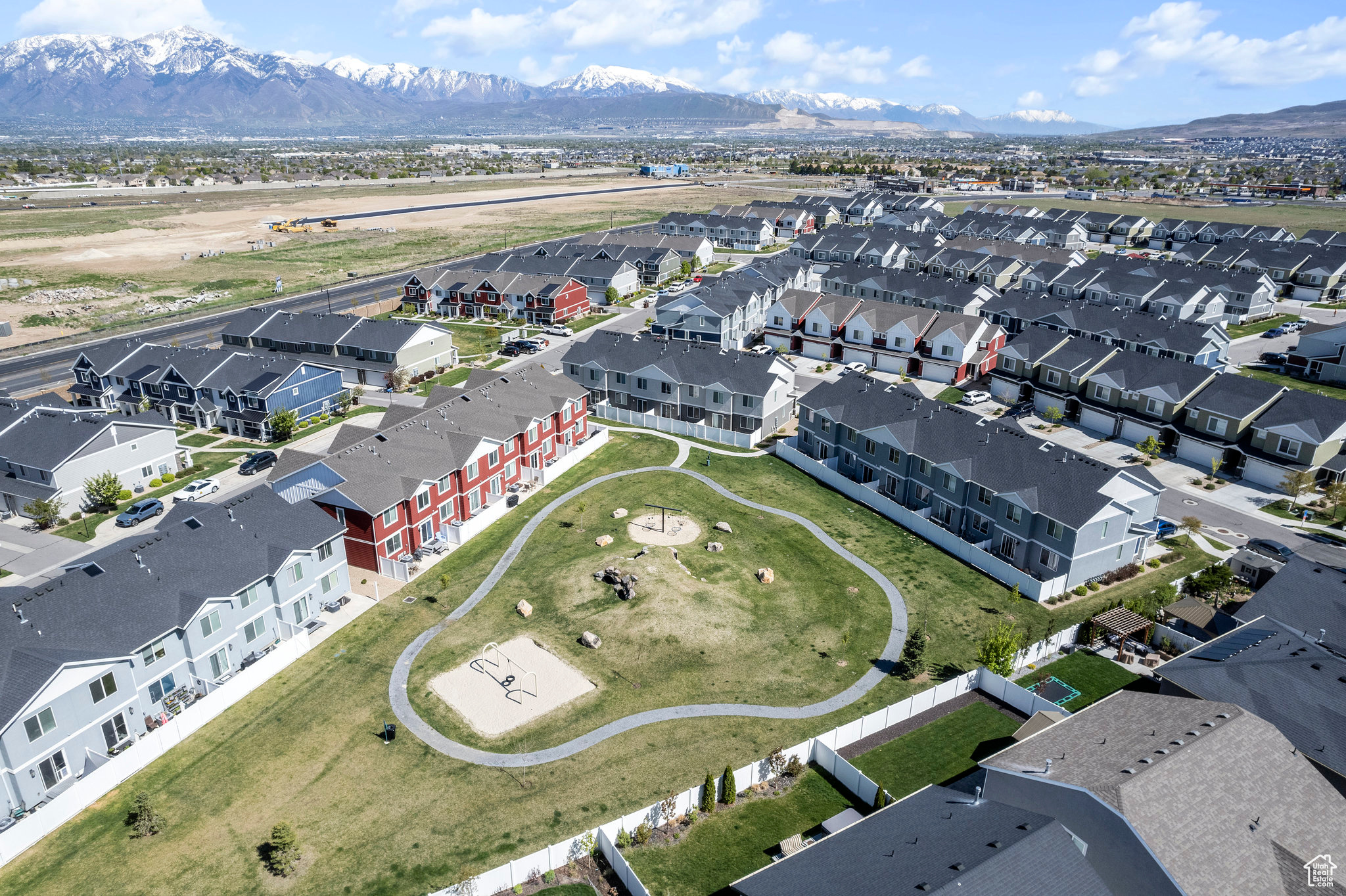 Birds eye view of property featuring a mountain view