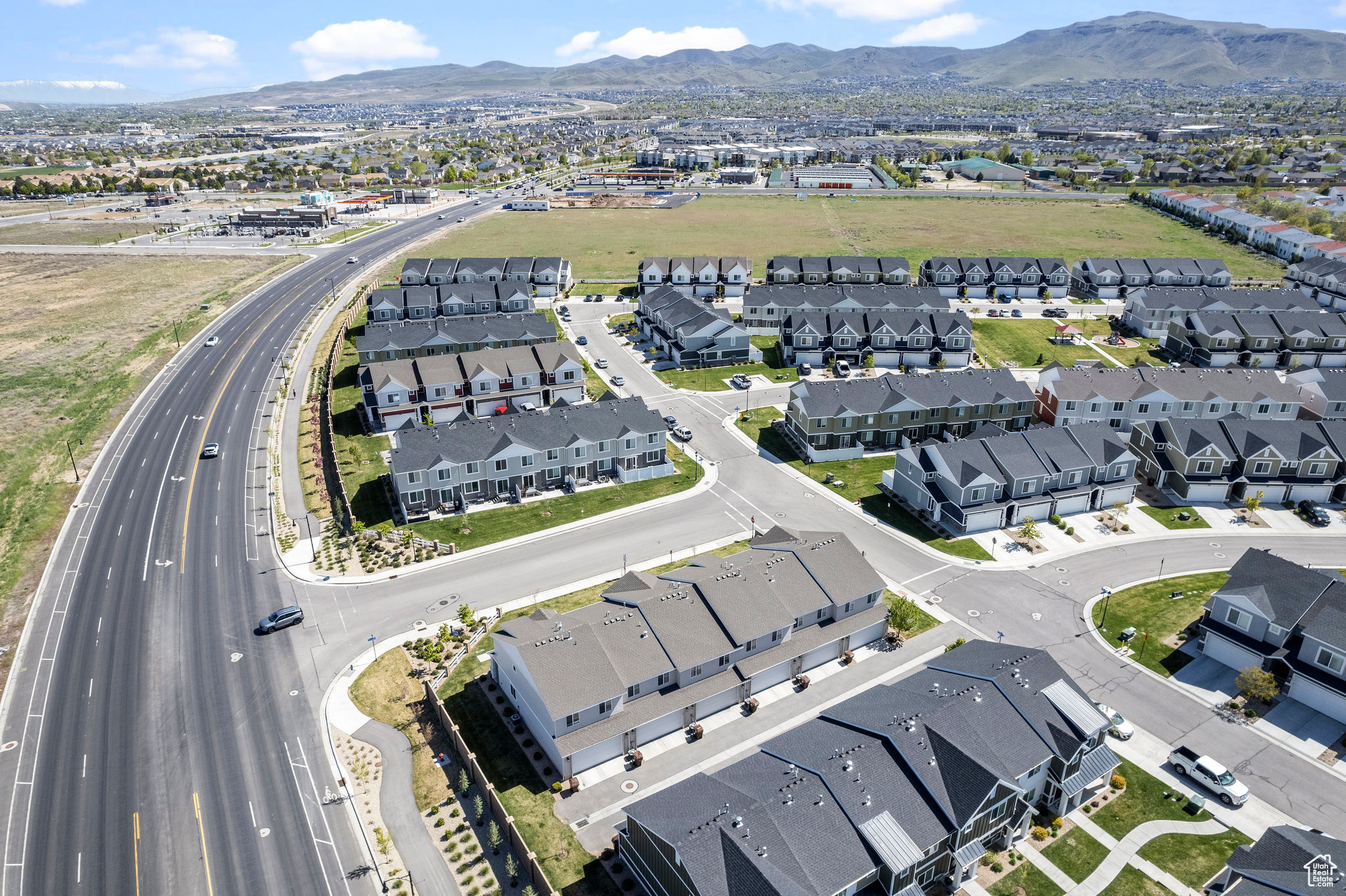 Aerial view with a mountain view