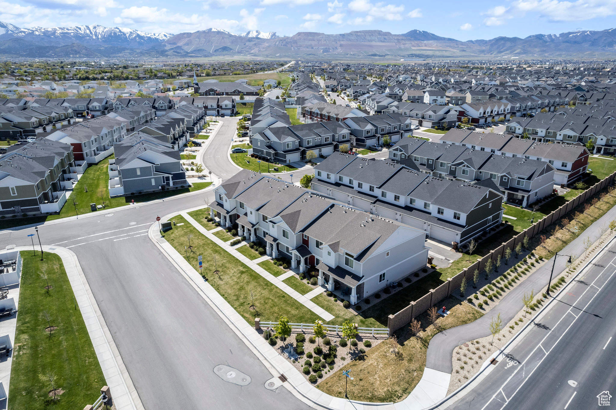 Aerial view with a mountain view