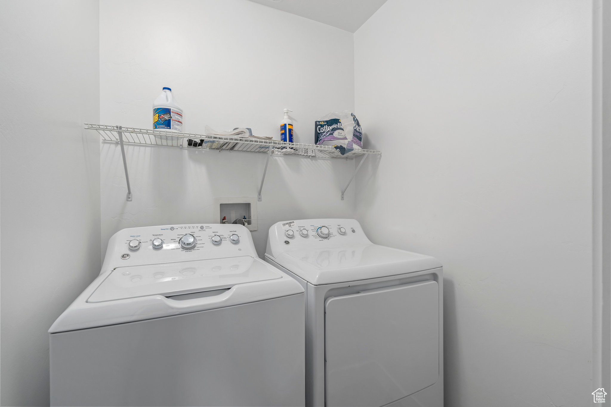 Washroom with independent washer and dryer