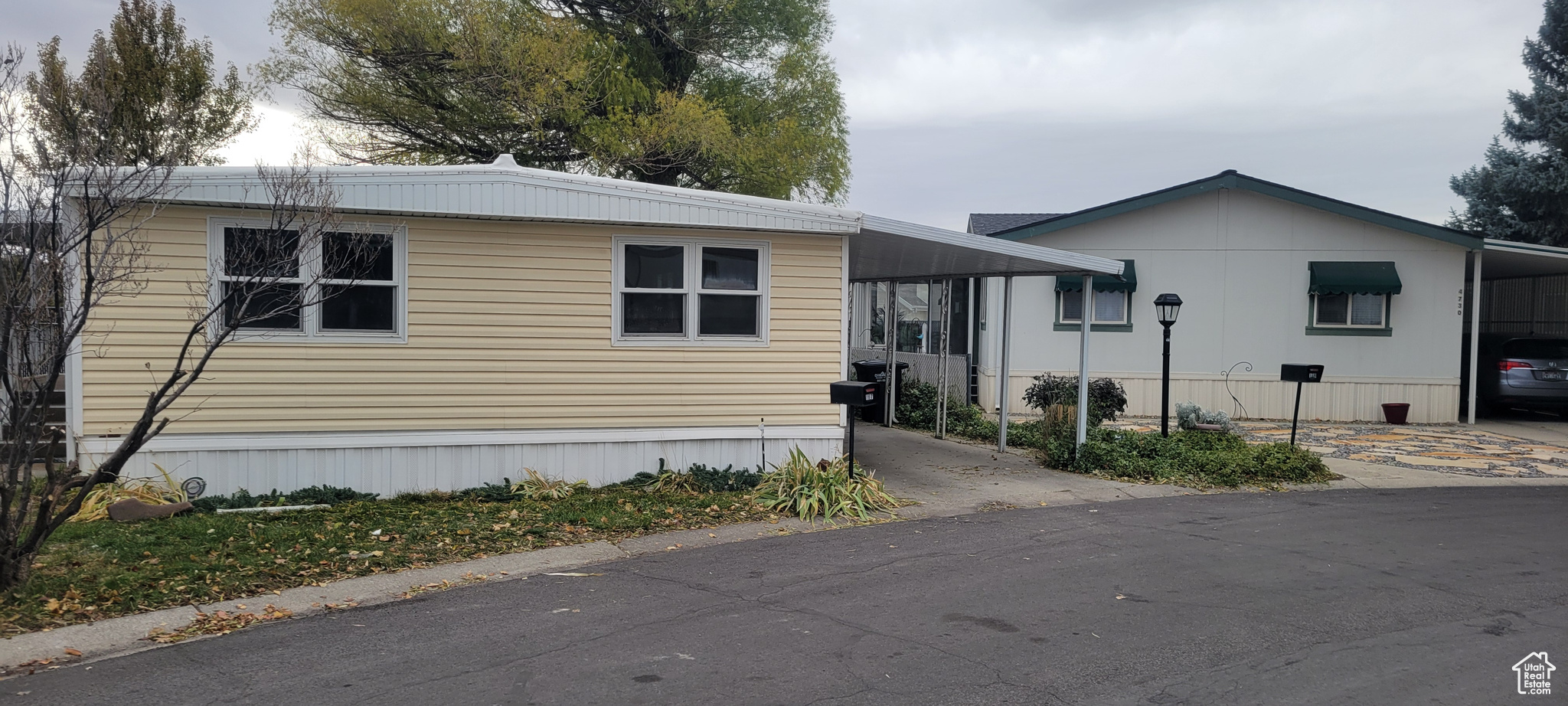 Manufactured / mobile home with a carport