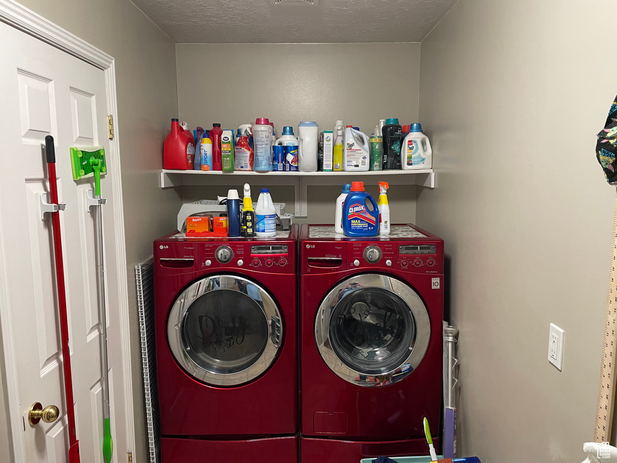 Mud/Laundry room off of garage w/ washer and dryer