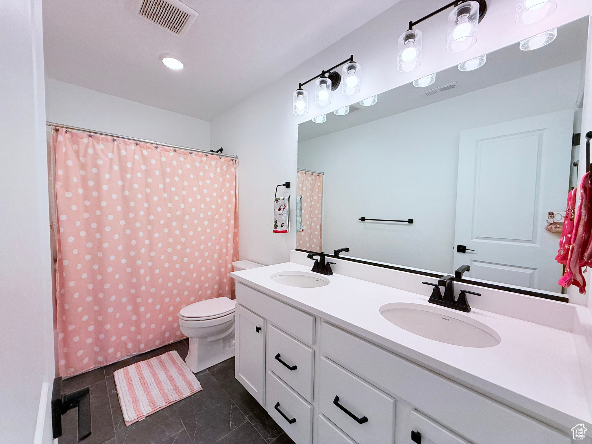 Full Bathroom with tub/shower, double vanity and toilet on 2nd Floor