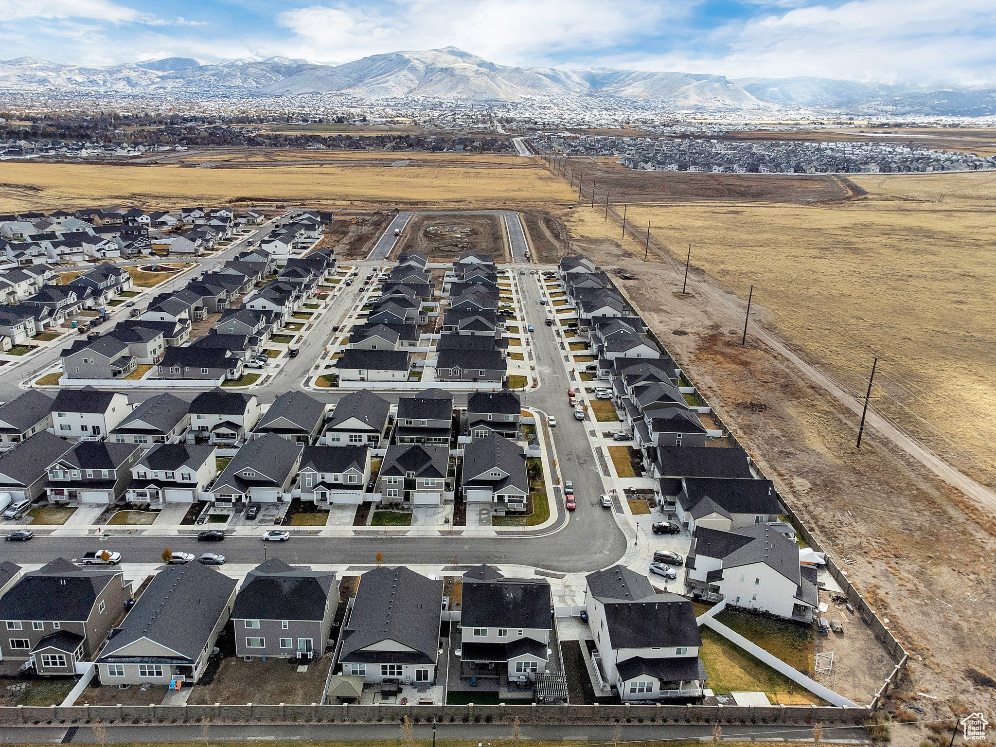 Aerial view with a mountain view