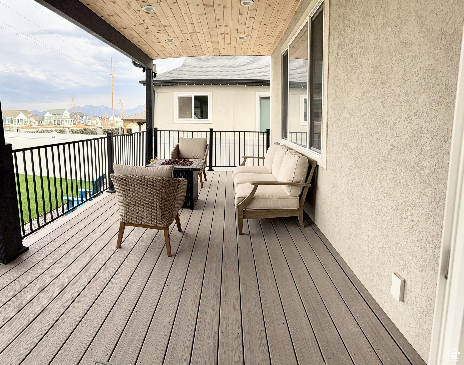 Quality deck right off the sunroom/dining