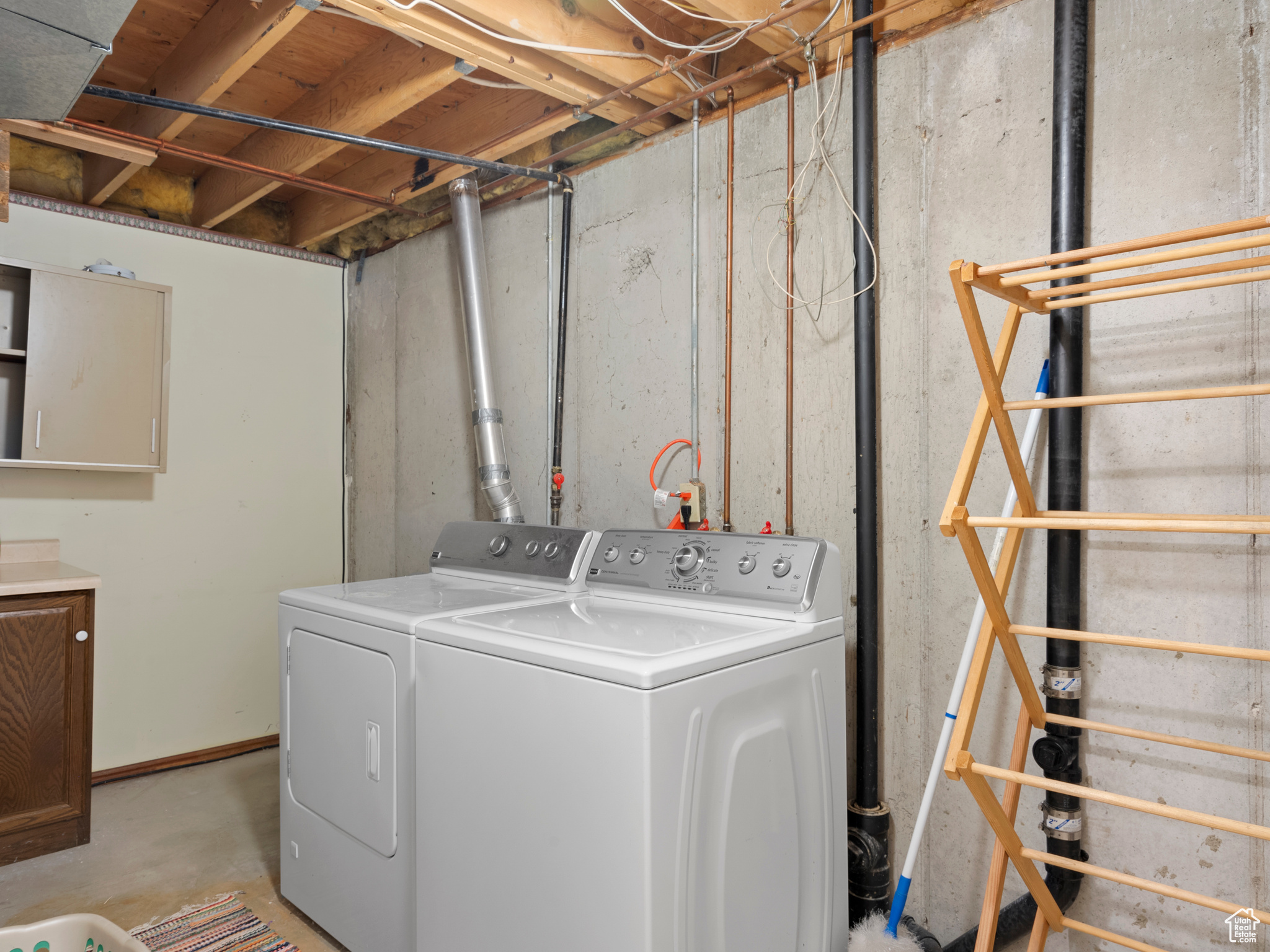 Washroom with washing machine and dryer