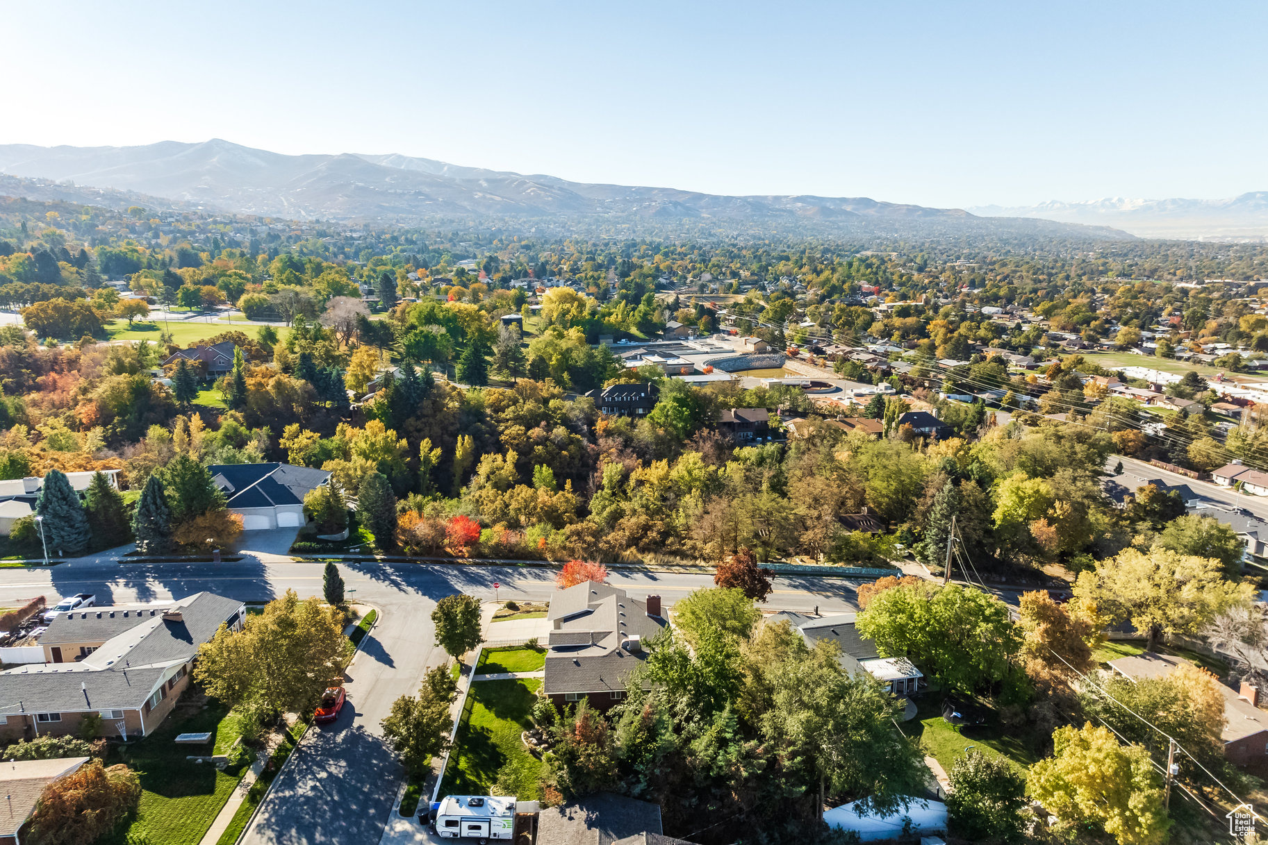 Aerial view with a mountain view