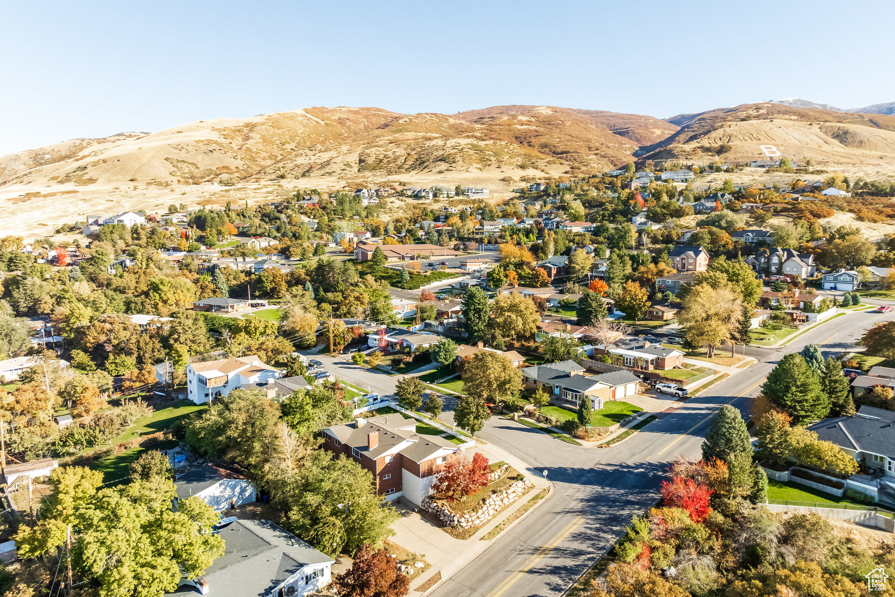 Drone / aerial view featuring a mountain view