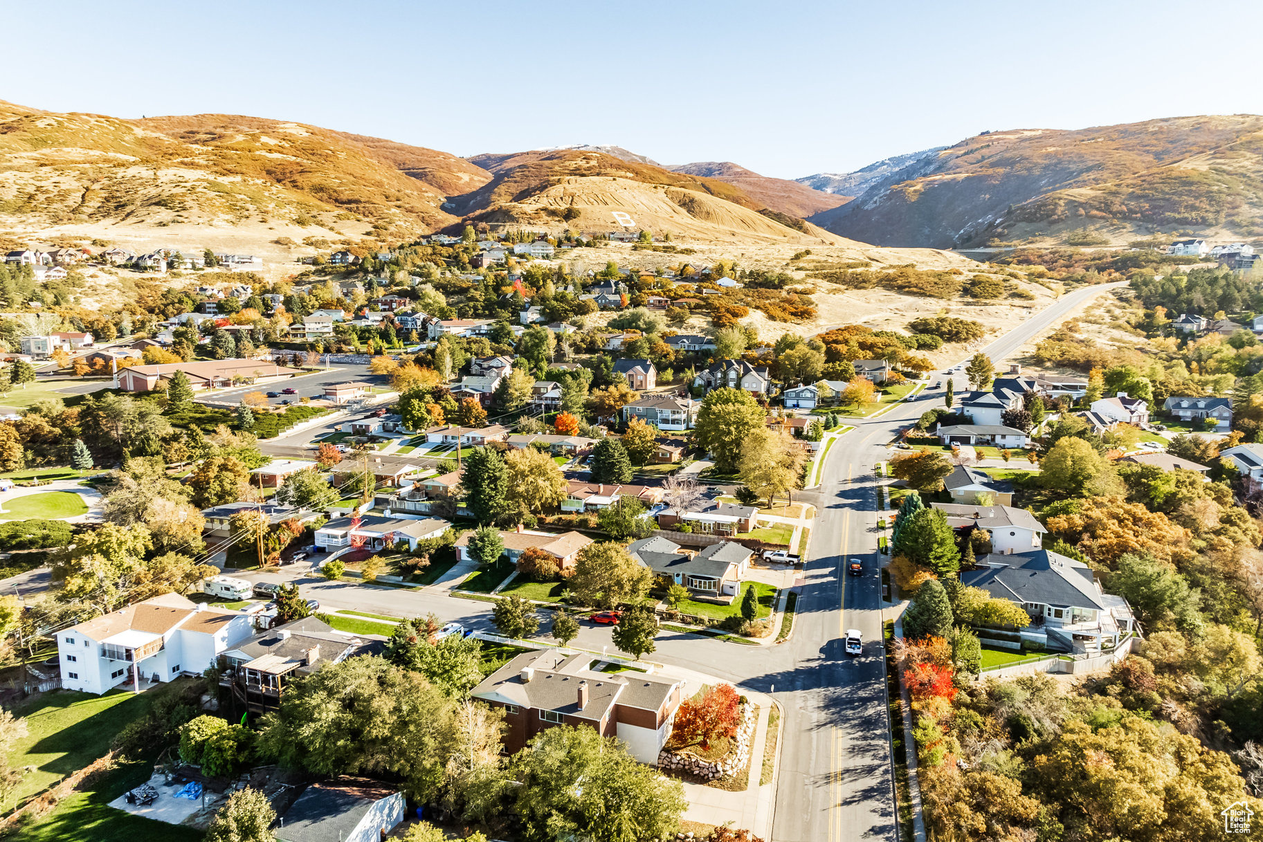 Bird's eye view with a mountain view