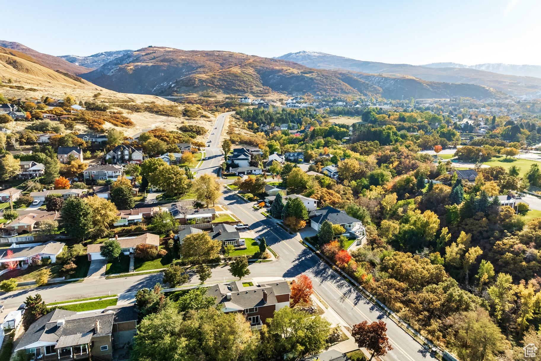 Birds eye view of property featuring a mountain view