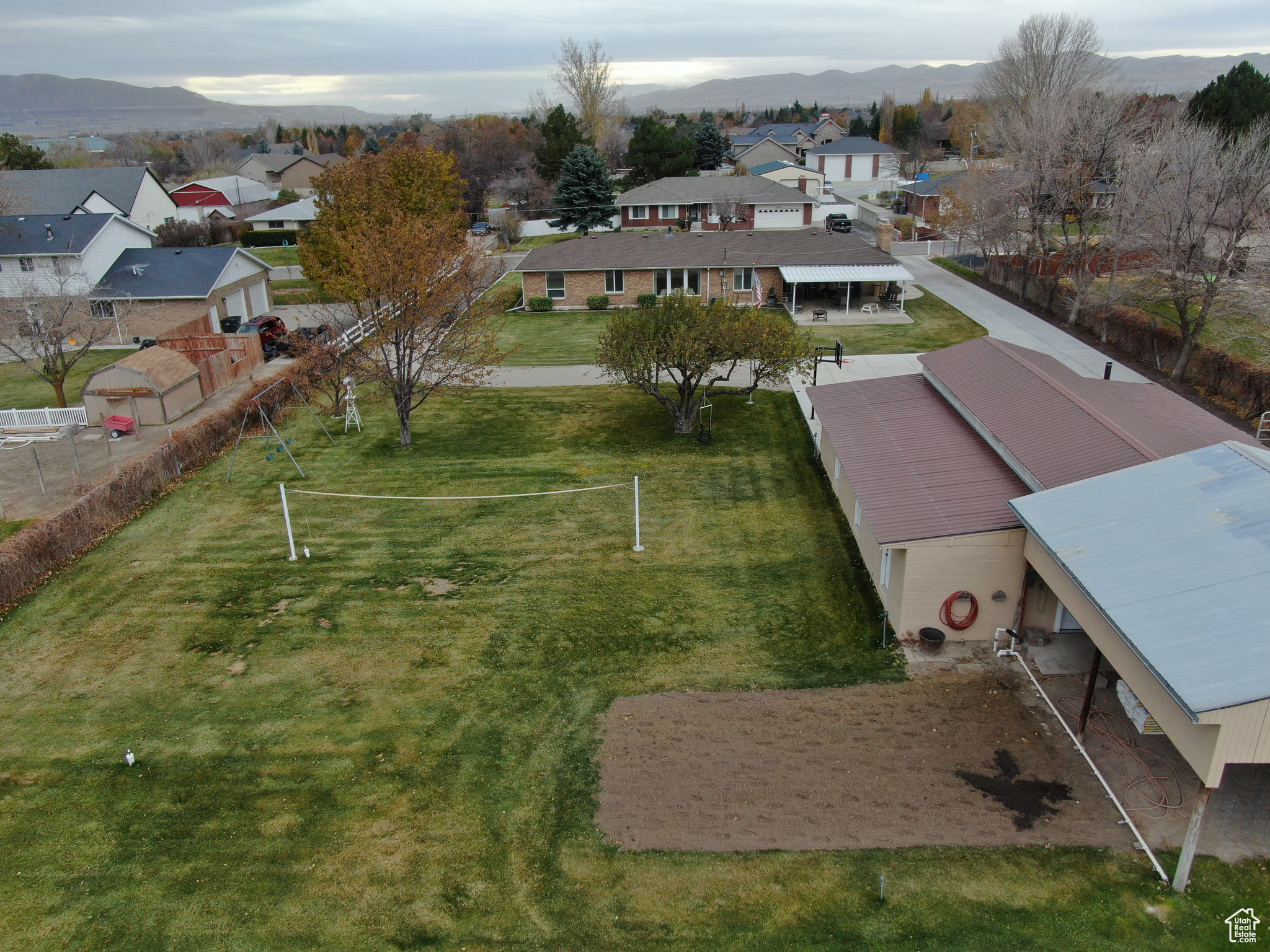 Birds eye view of property featuring a mountain view