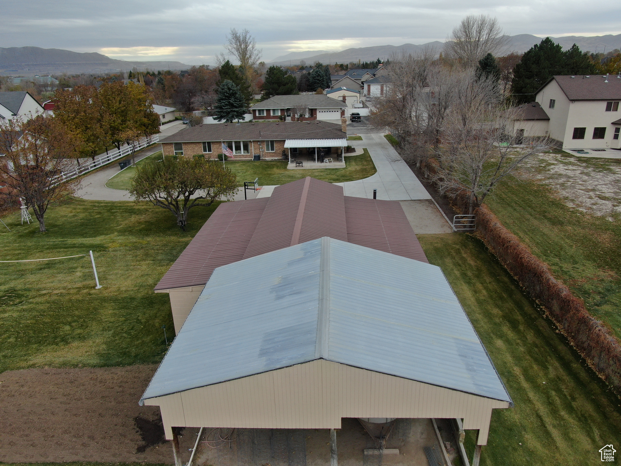 Aerial view with a mountain view