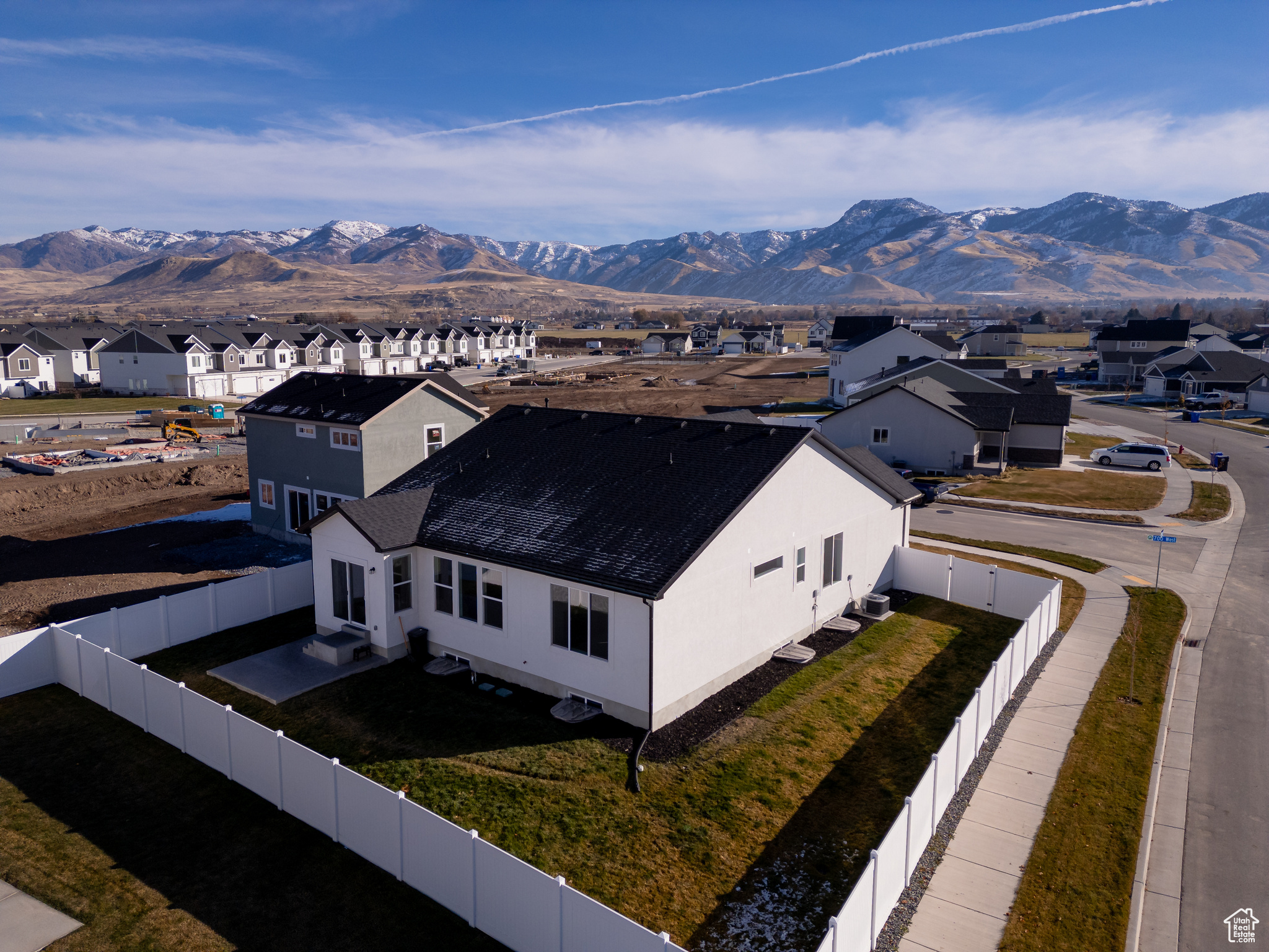 Aerial view with a mountain view