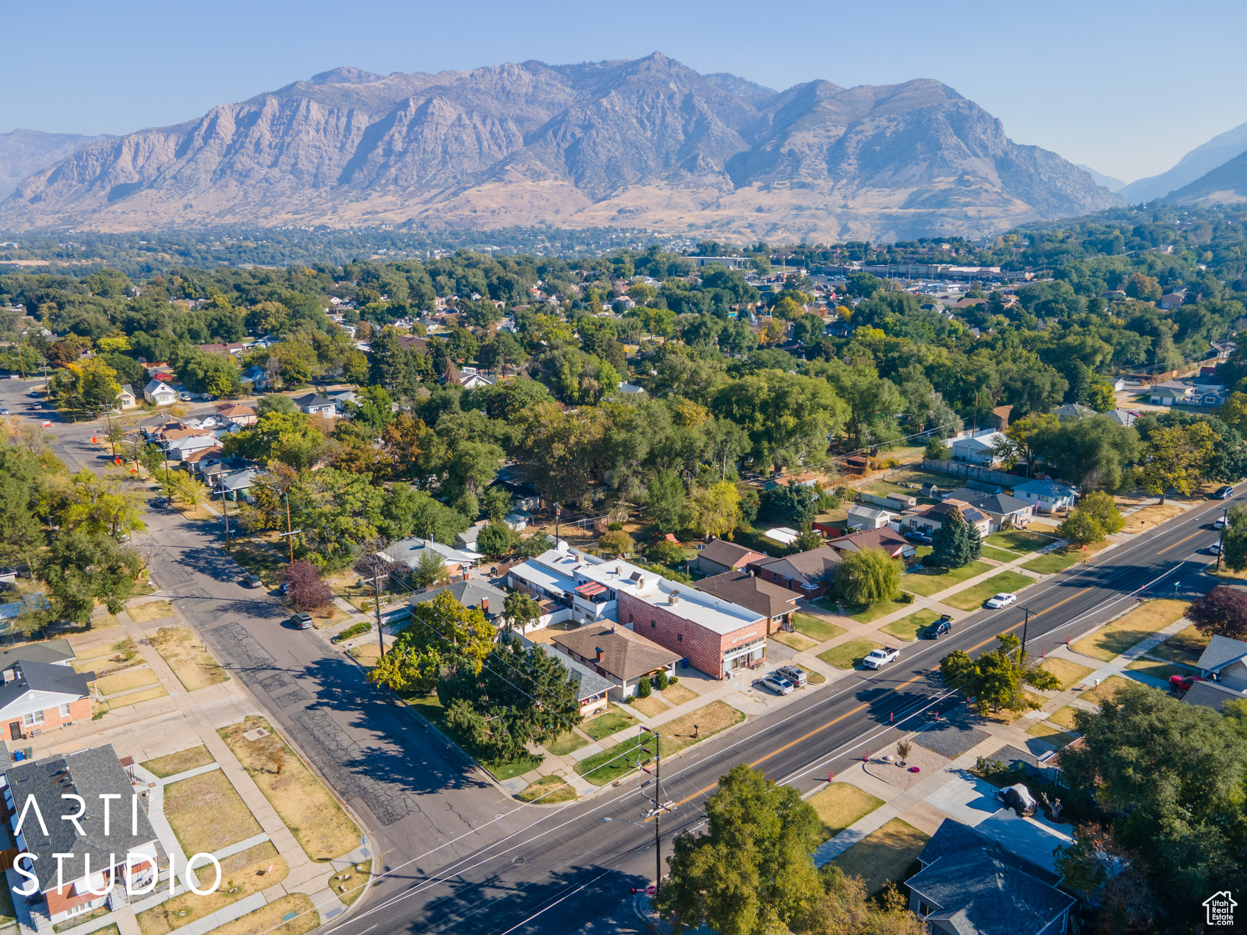 Aerial view with a mountain view