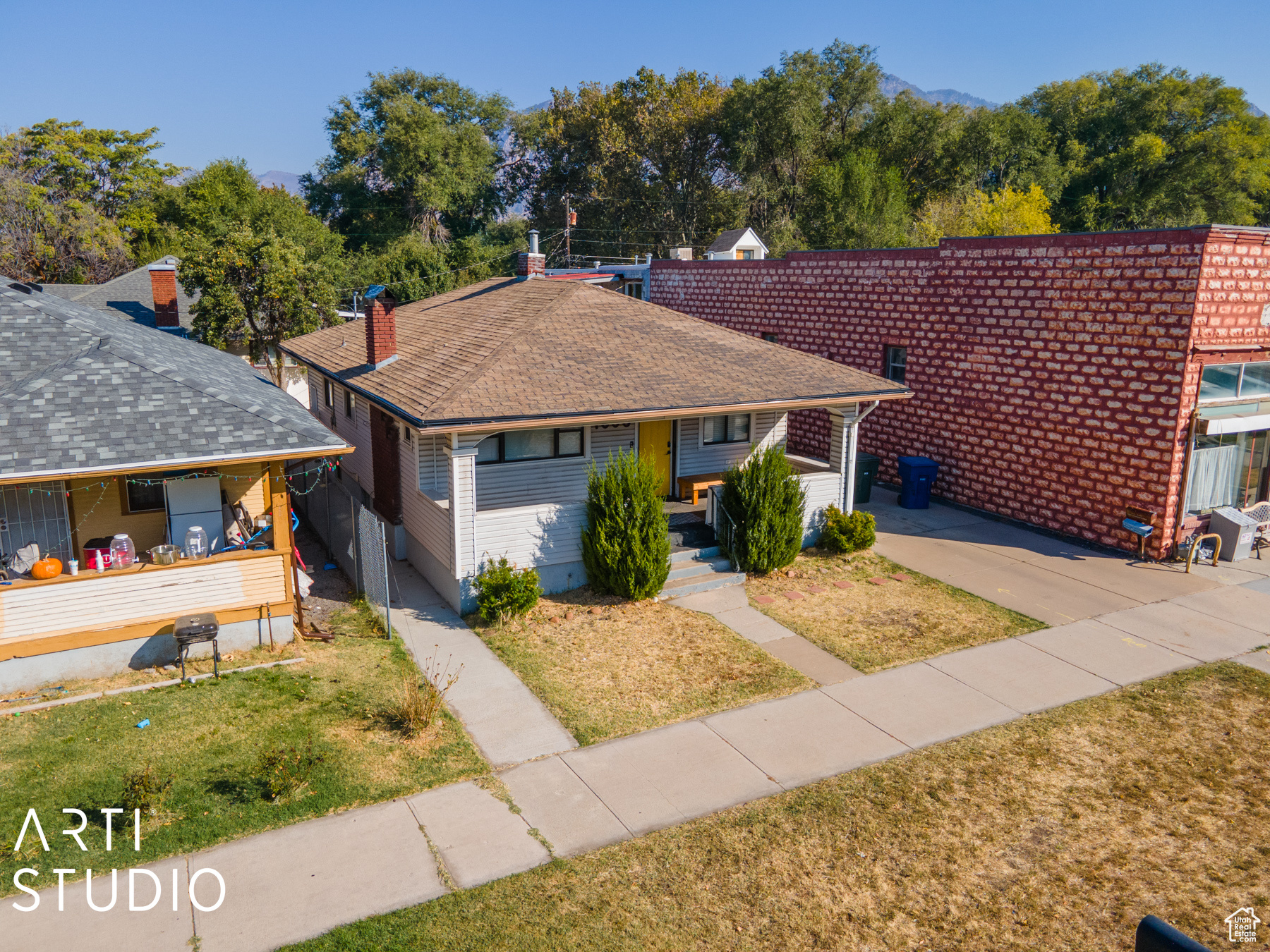 Ranch-style home with a front lawn