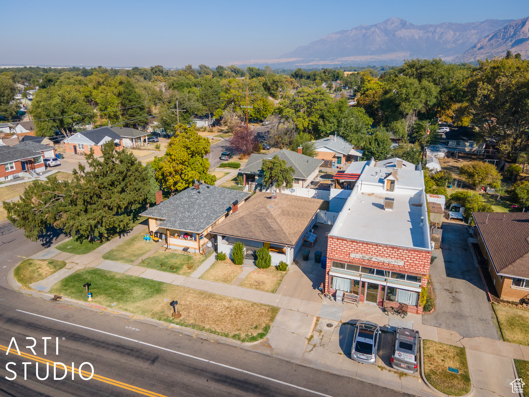 Drone / aerial view featuring a mountain view