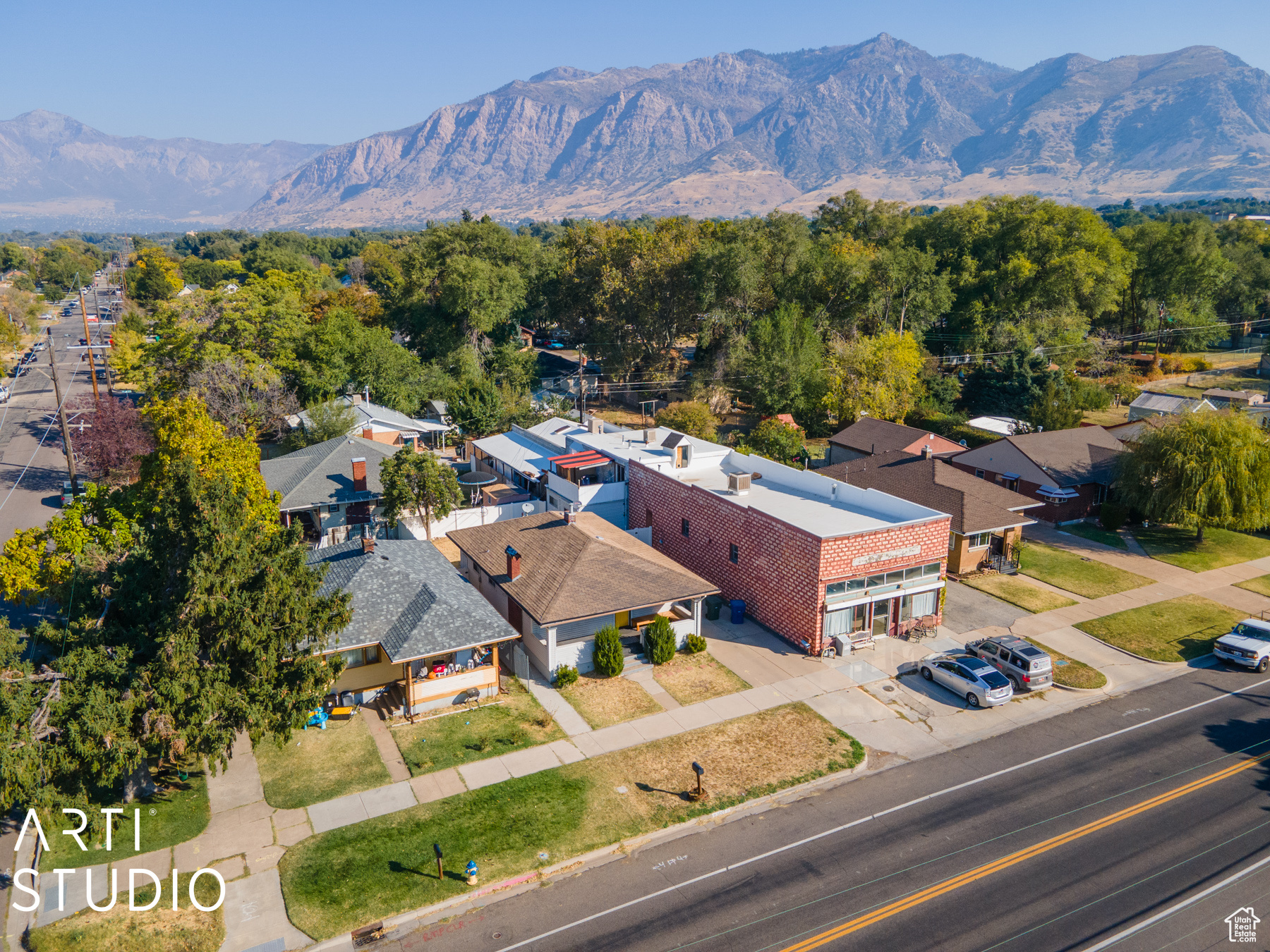 Birds eye view of property featuring a mountain view