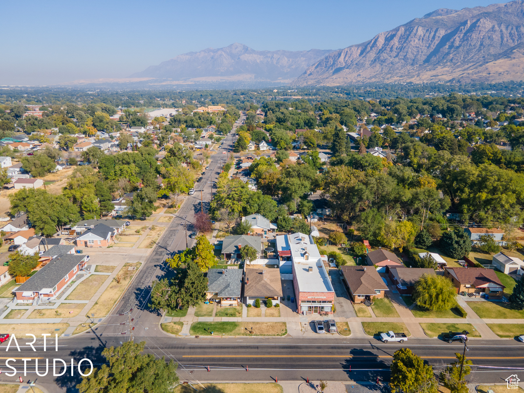 Aerial view with a mountain view