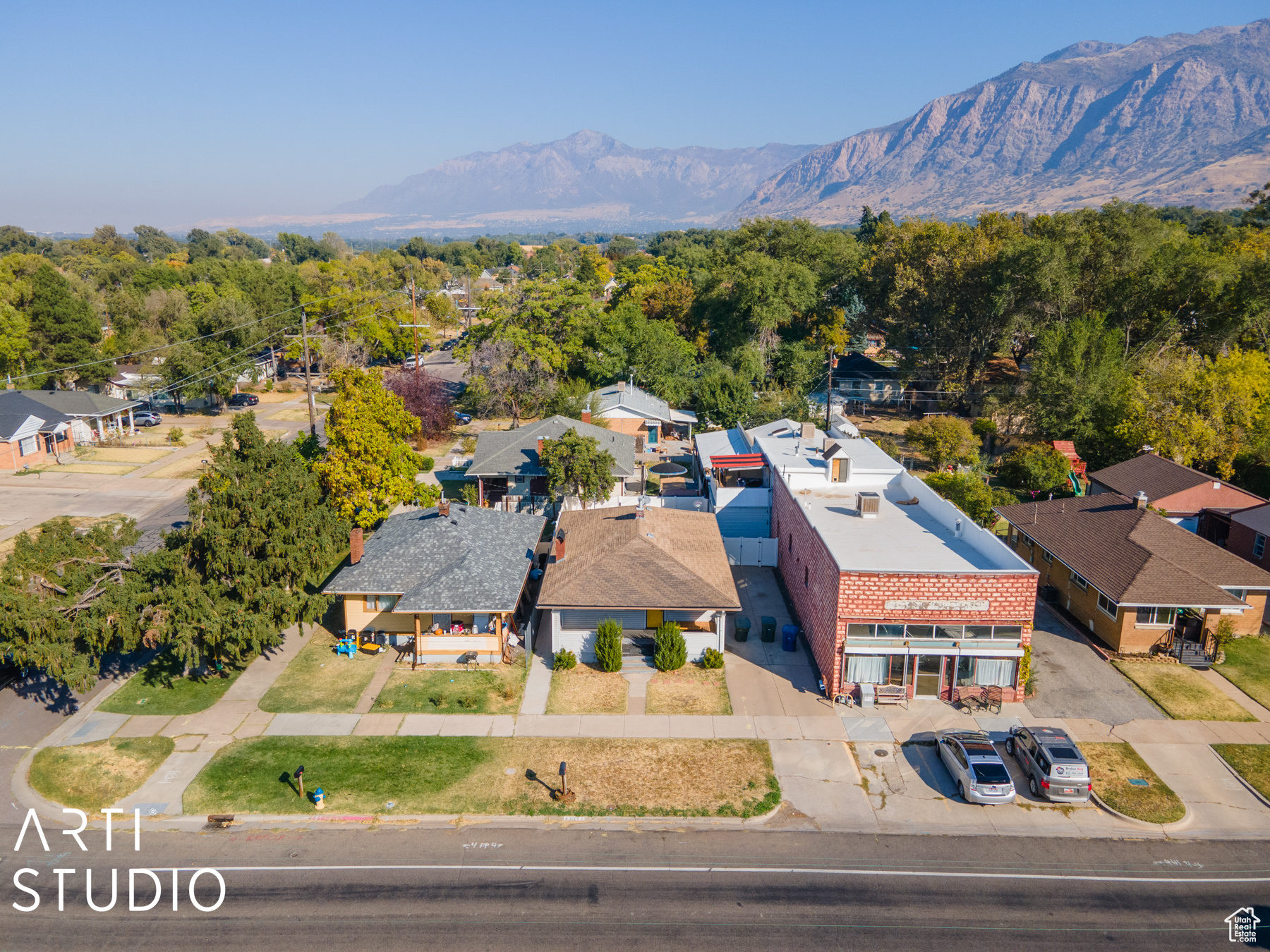 Aerial view with a mountain view