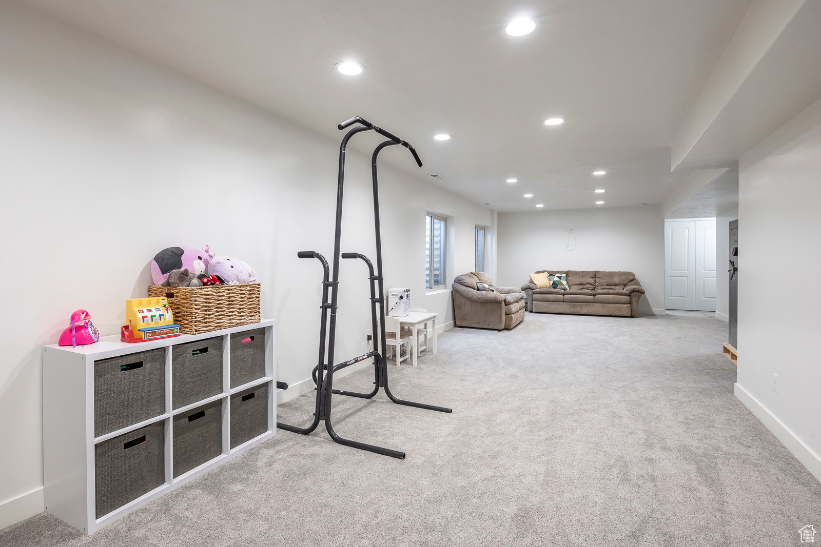 Recreation room with light colored carpet