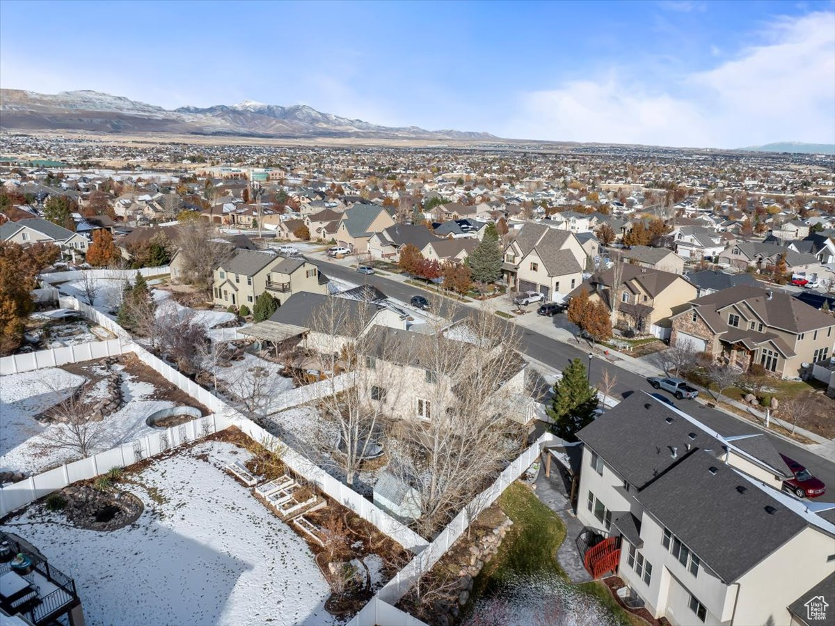 Birds eye view of property featuring a mountain view