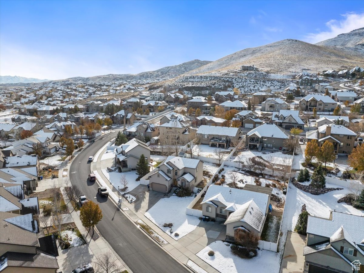 Snowy aerial view featuring a mountain view