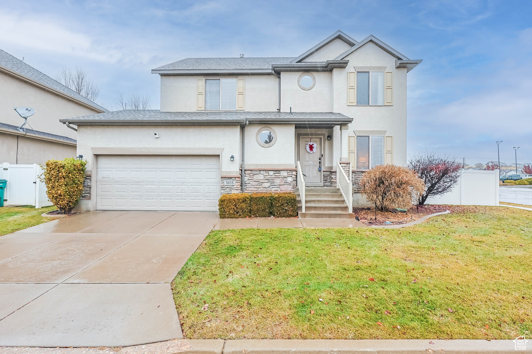 Front facade featuring a front yard