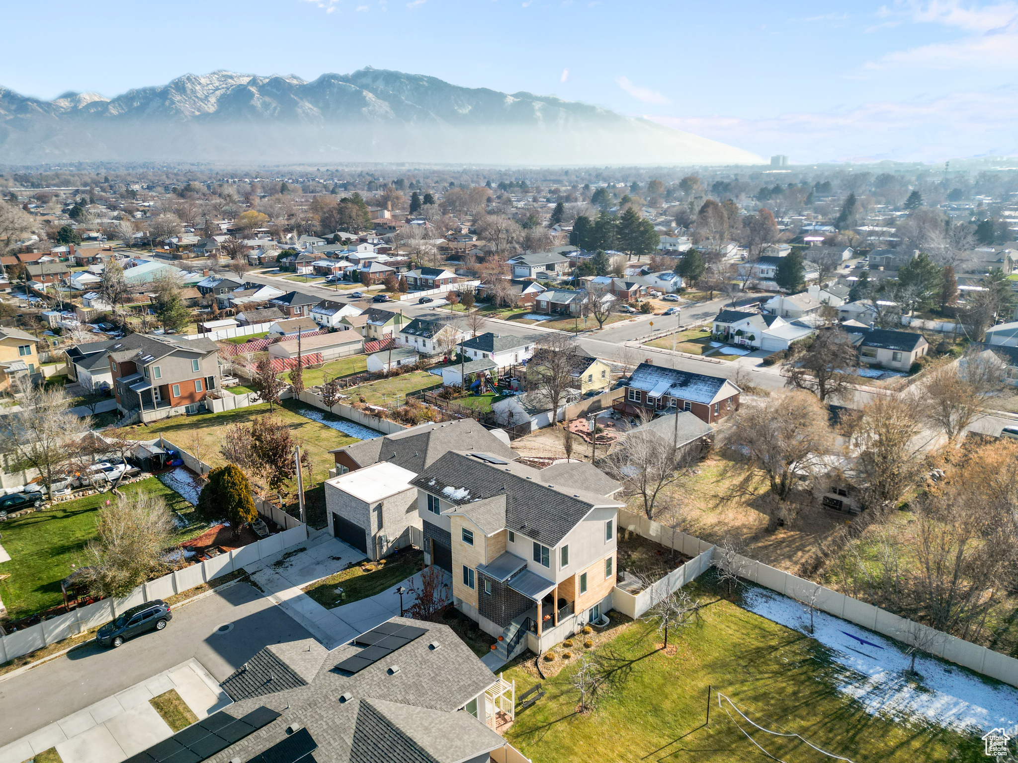 Drone / aerial view featuring a mountain view