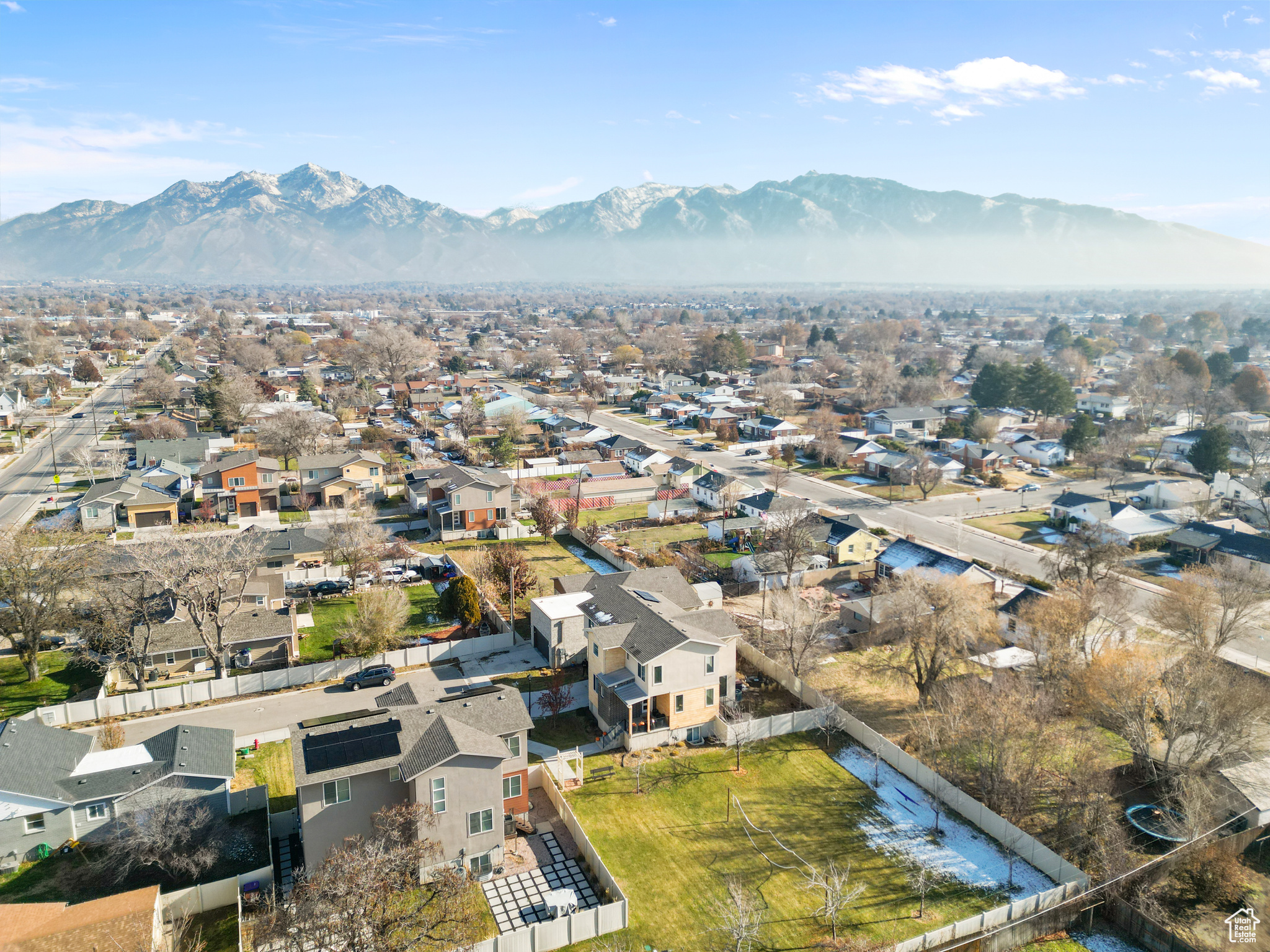 Birds eye view of property featuring a mountain view