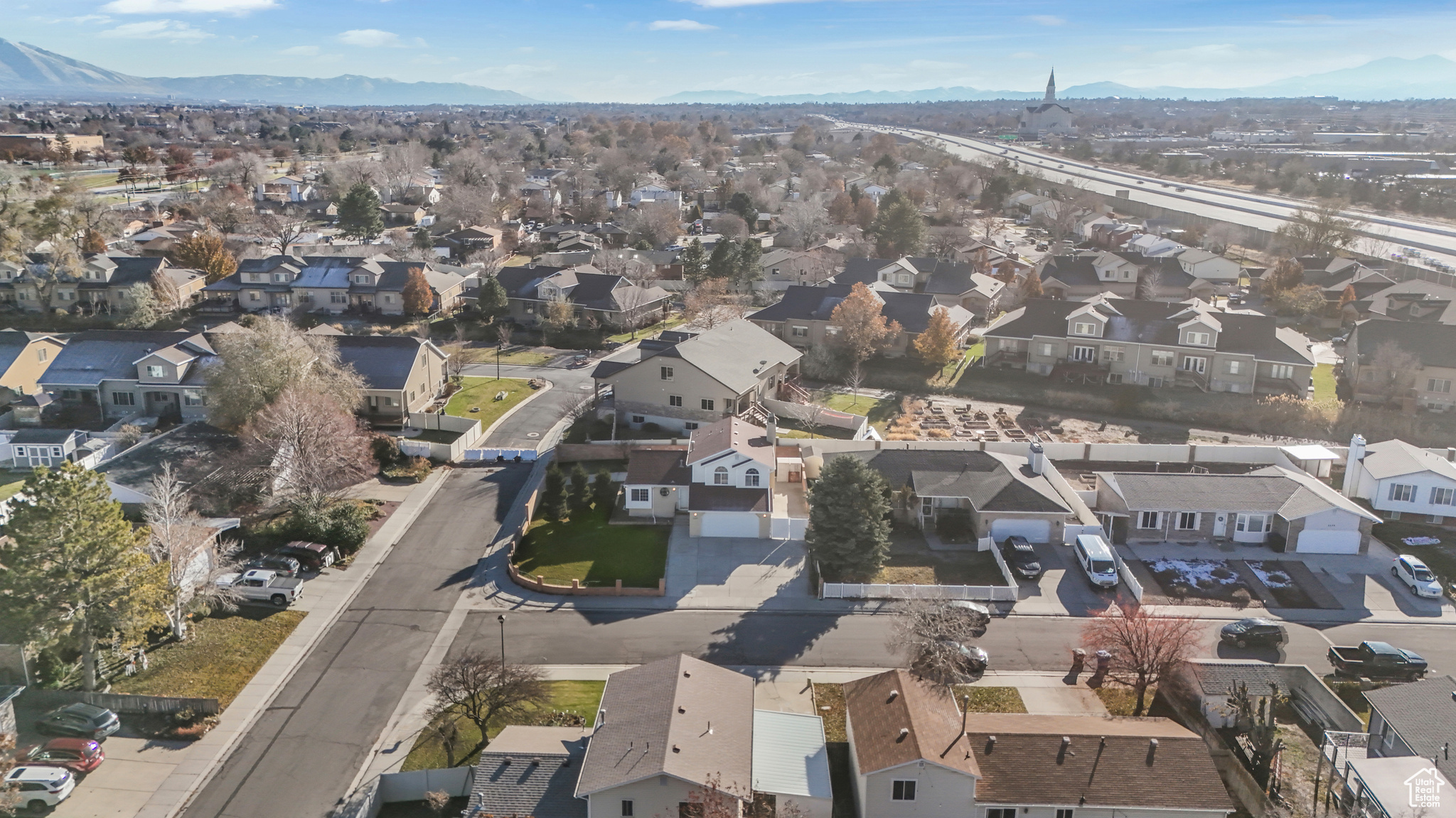 Birds eye view of property featuring a mountain view