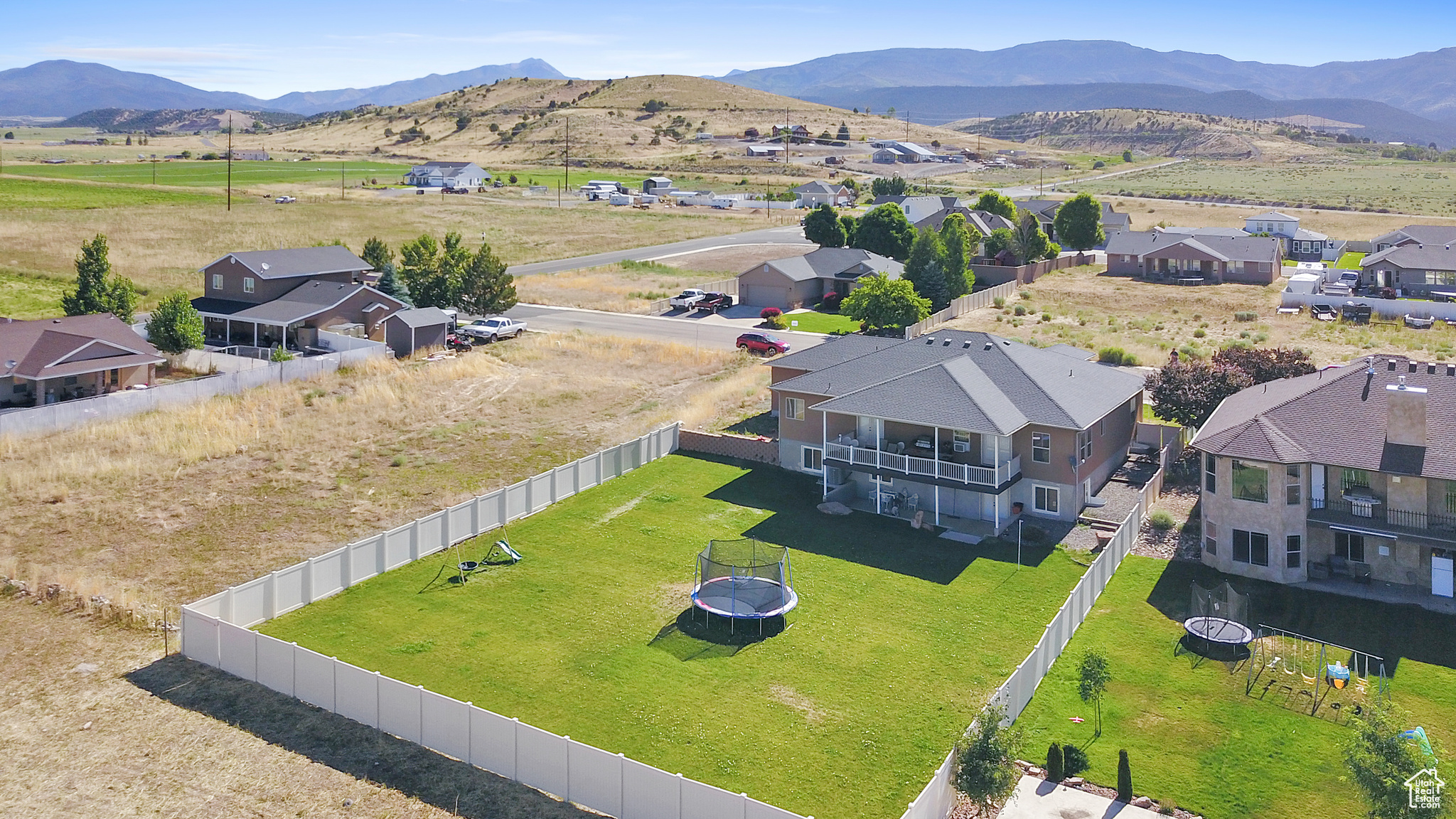 Aerial view with a mountain view