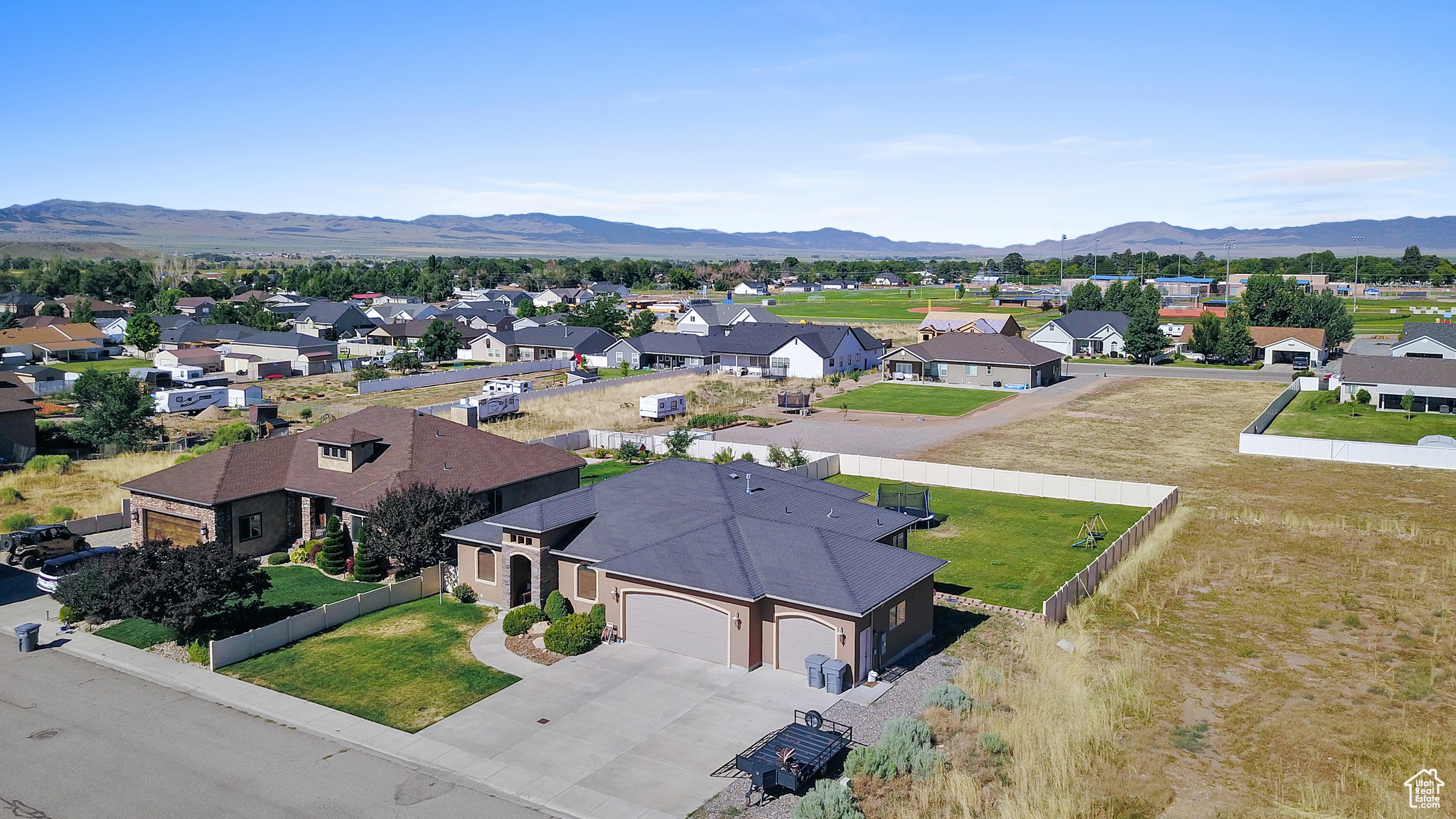 Birds eye view of property featuring a mountain view